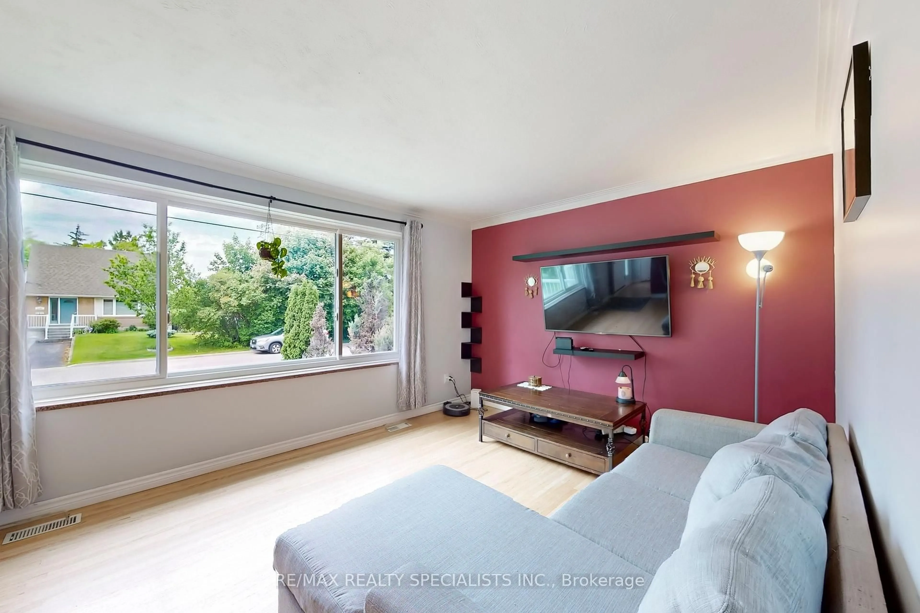 Living room with furniture, unknown for 3392 Sonja Rd, Mississauga Ontario L4T 1R1