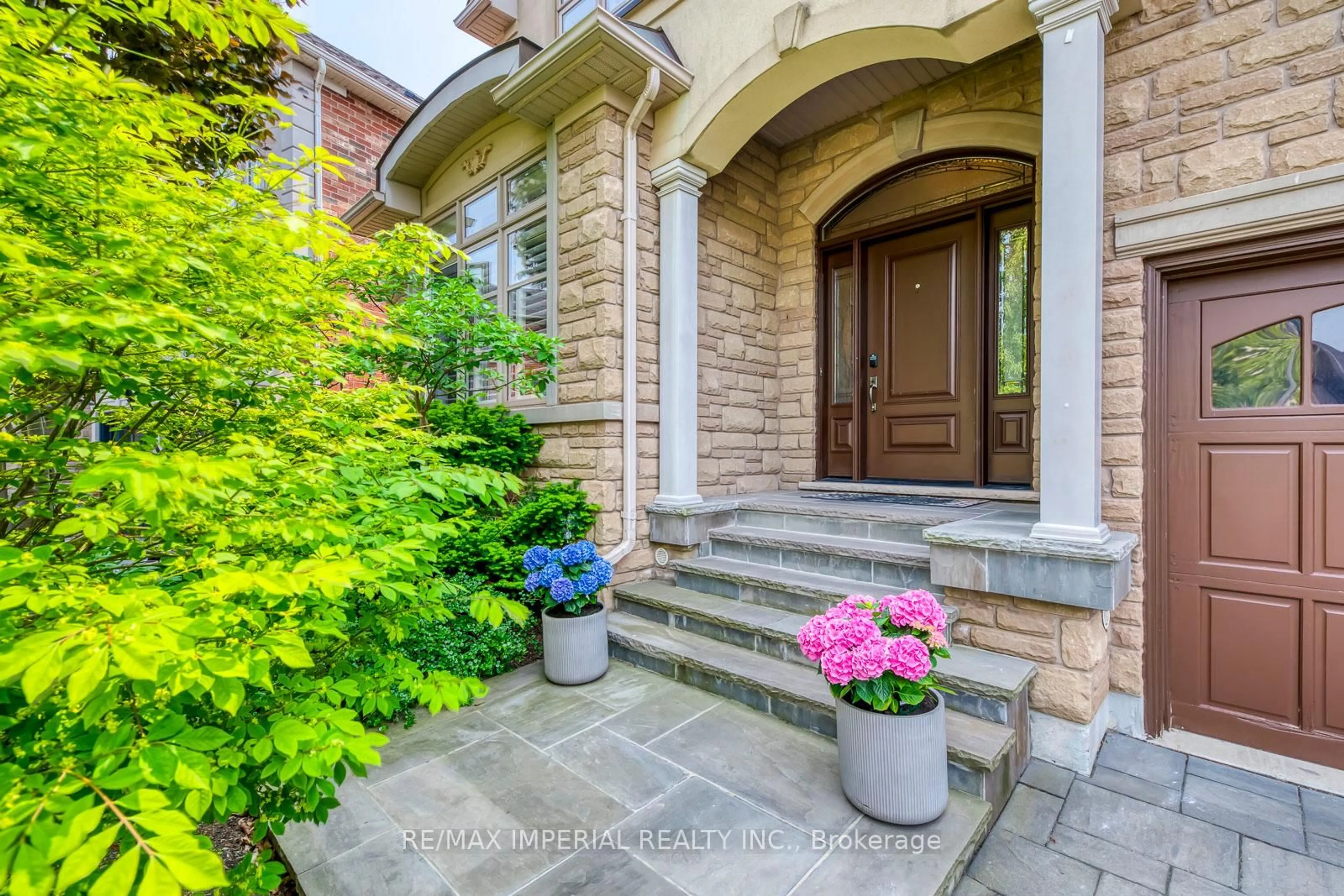 Indoor entryway for 2382 Robmar Dr, Oakville Ontario L6H 0B2