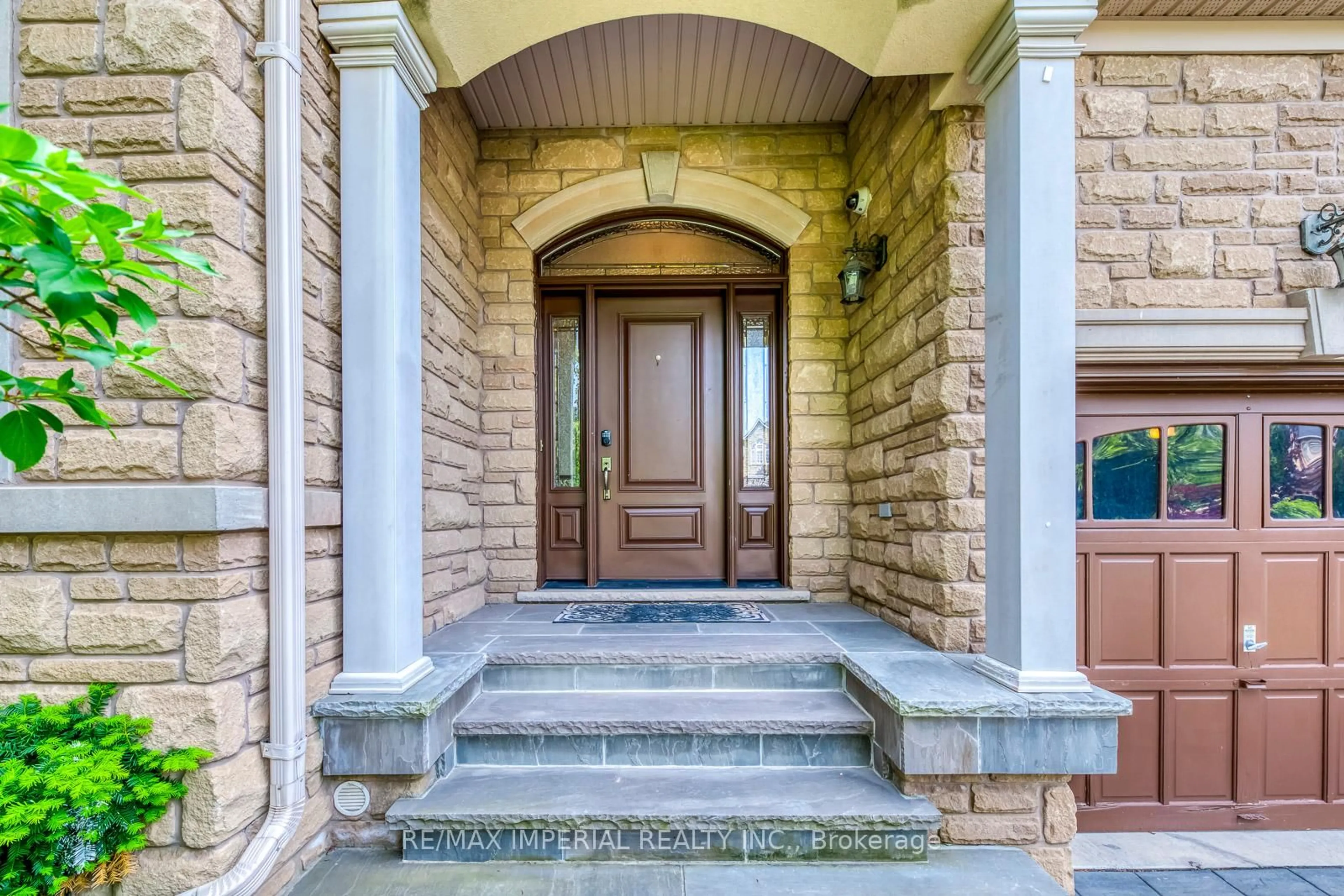 Indoor entryway for 2382 Robmar Dr, Oakville Ontario L6H 0B2