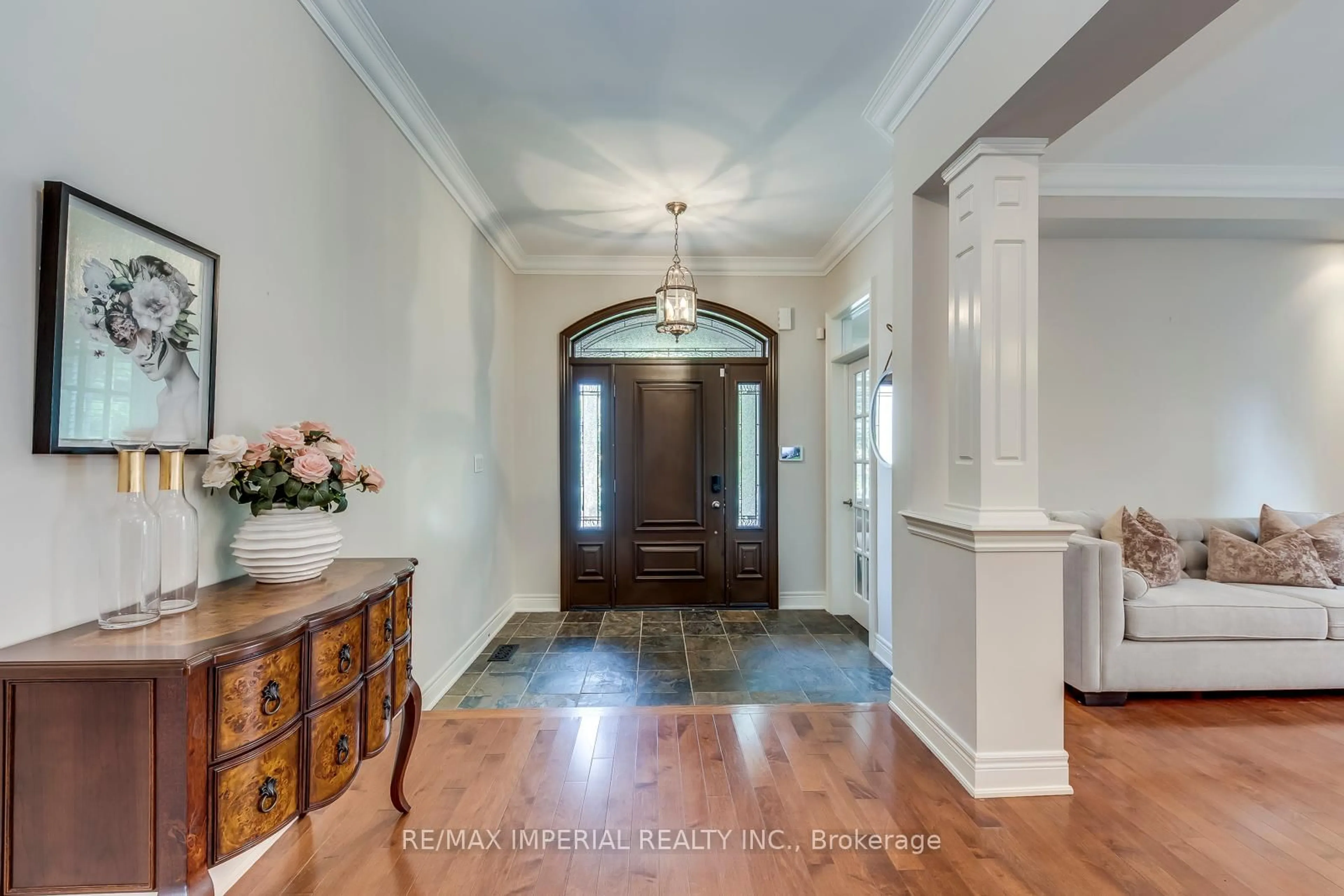 Indoor entryway for 2382 Robmar Dr, Oakville Ontario L6H 0B2