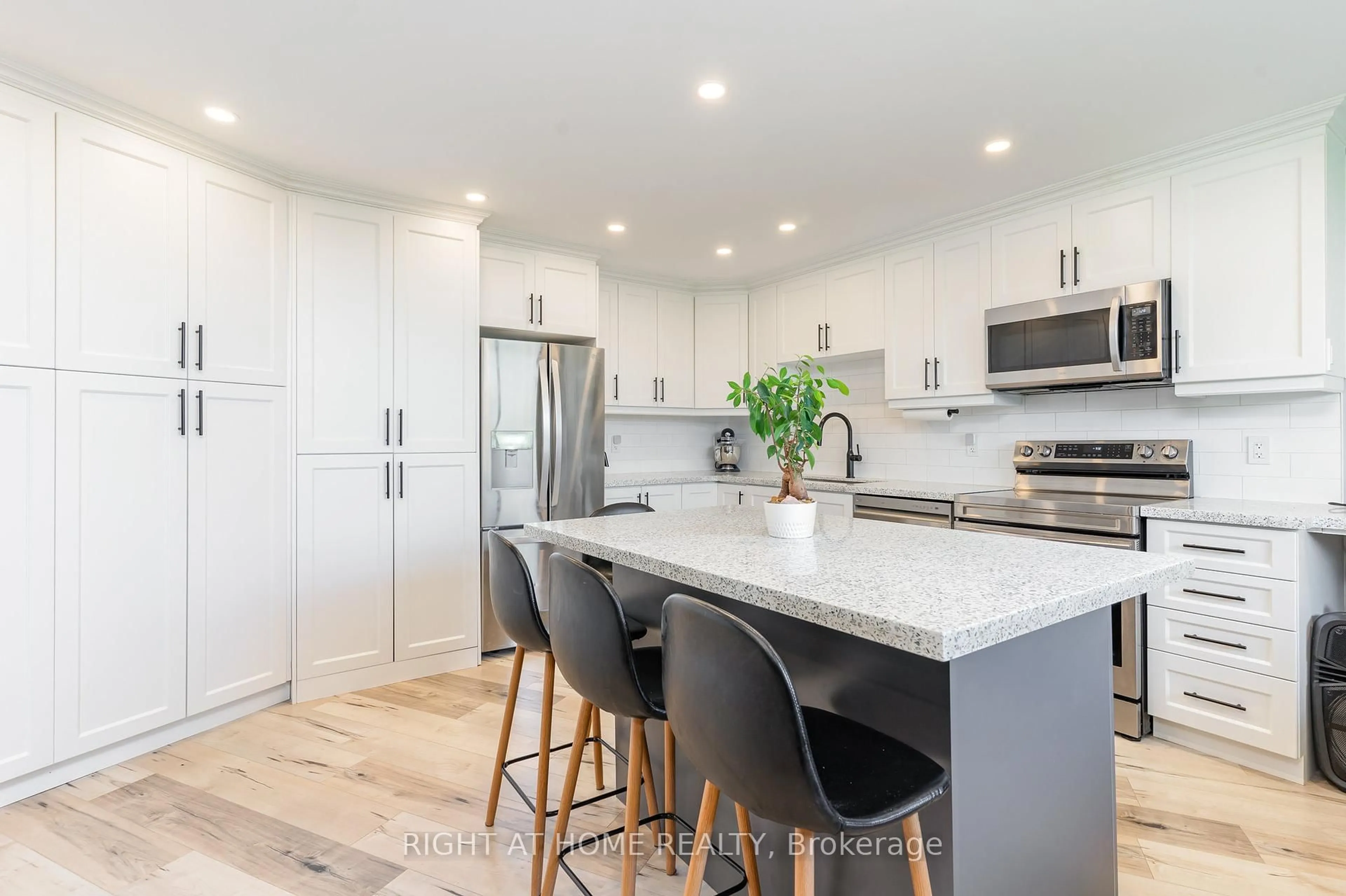 Open concept kitchen, unknown for 530 Lolita Gdns #505, Mississauga Ontario L5A 3T2