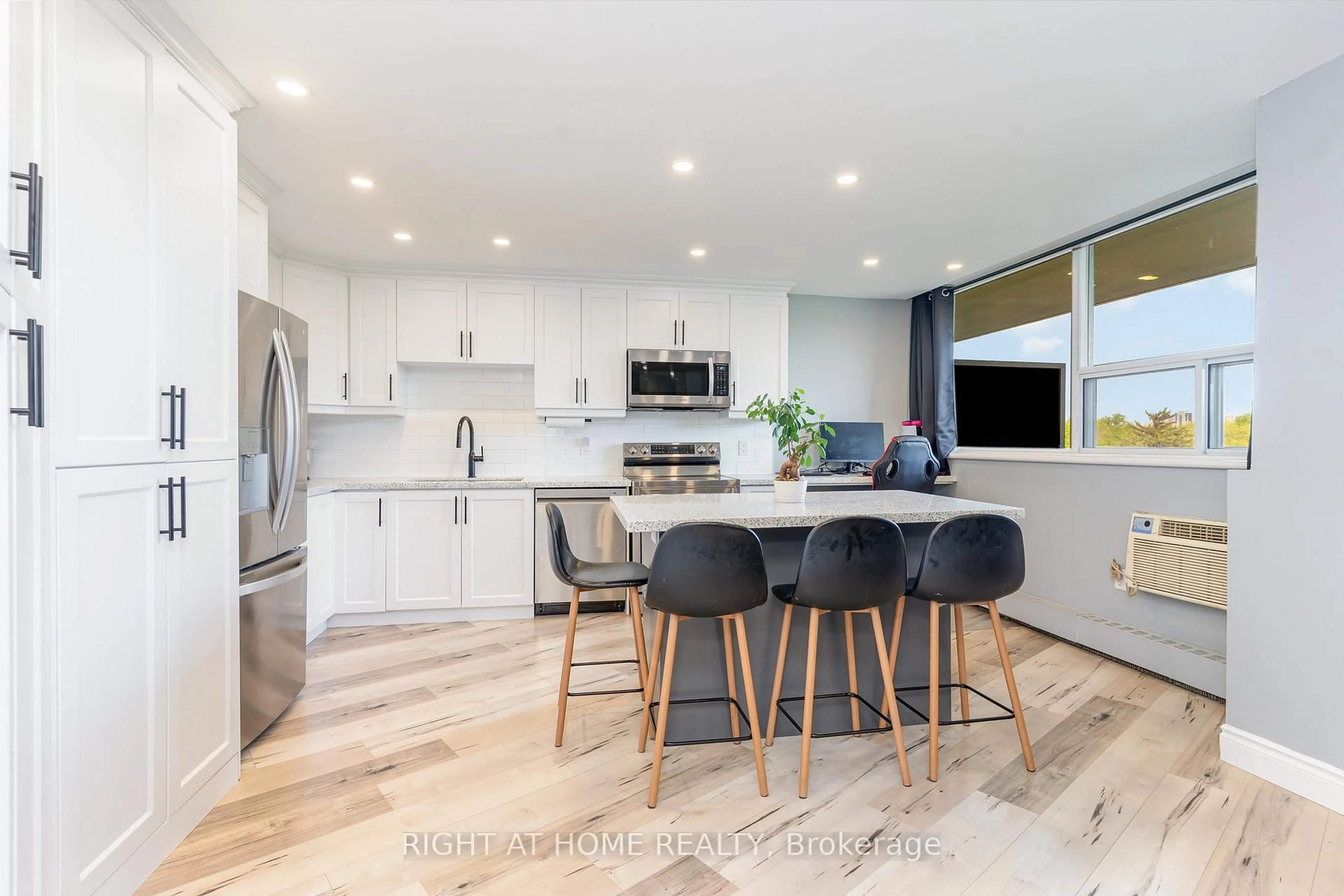 Open concept kitchen, unknown for 530 Lolita Gdns #505, Mississauga Ontario L5A 3T2