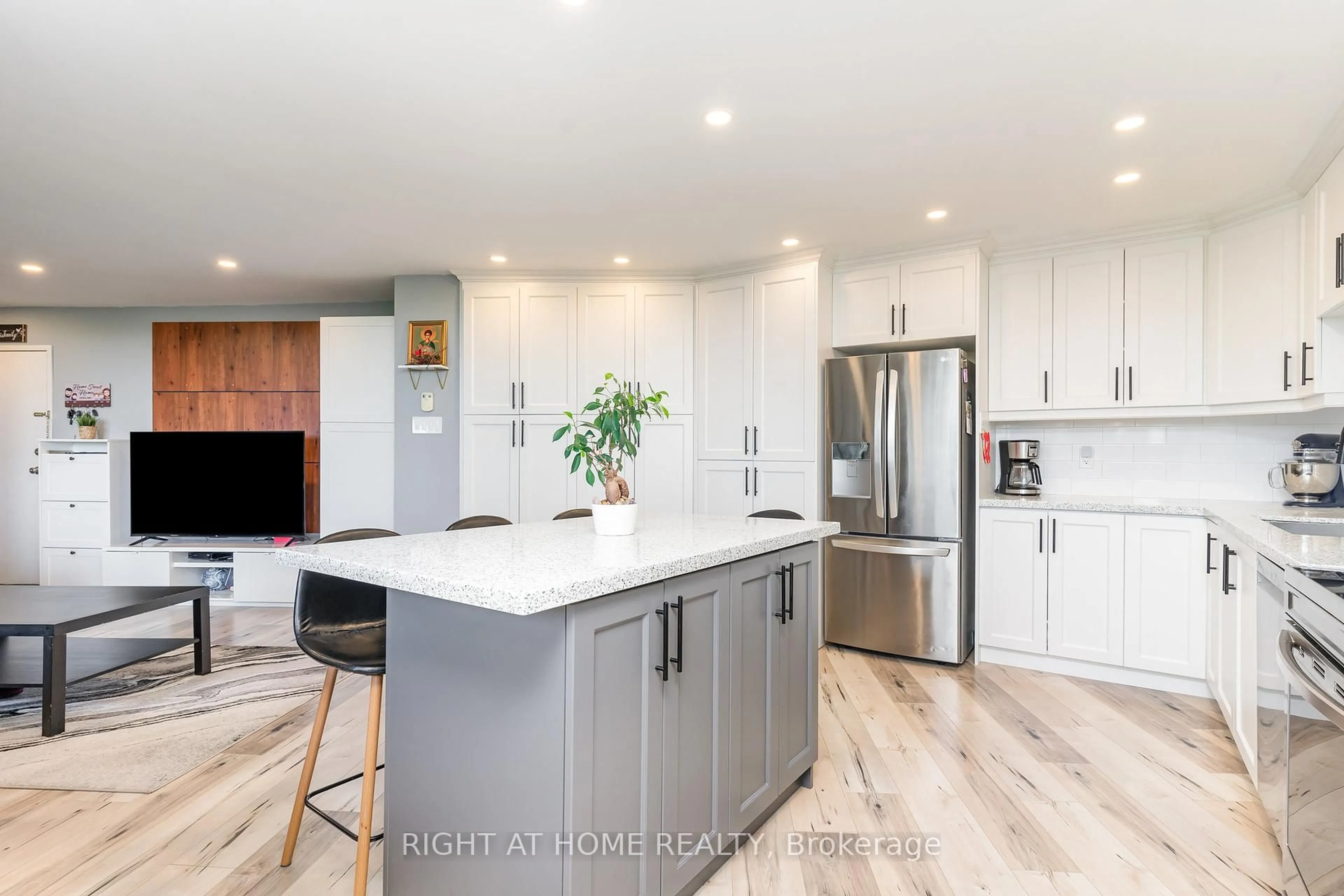 Open concept kitchen, unknown for 530 Lolita Gdns #505, Mississauga Ontario L5A 3T2