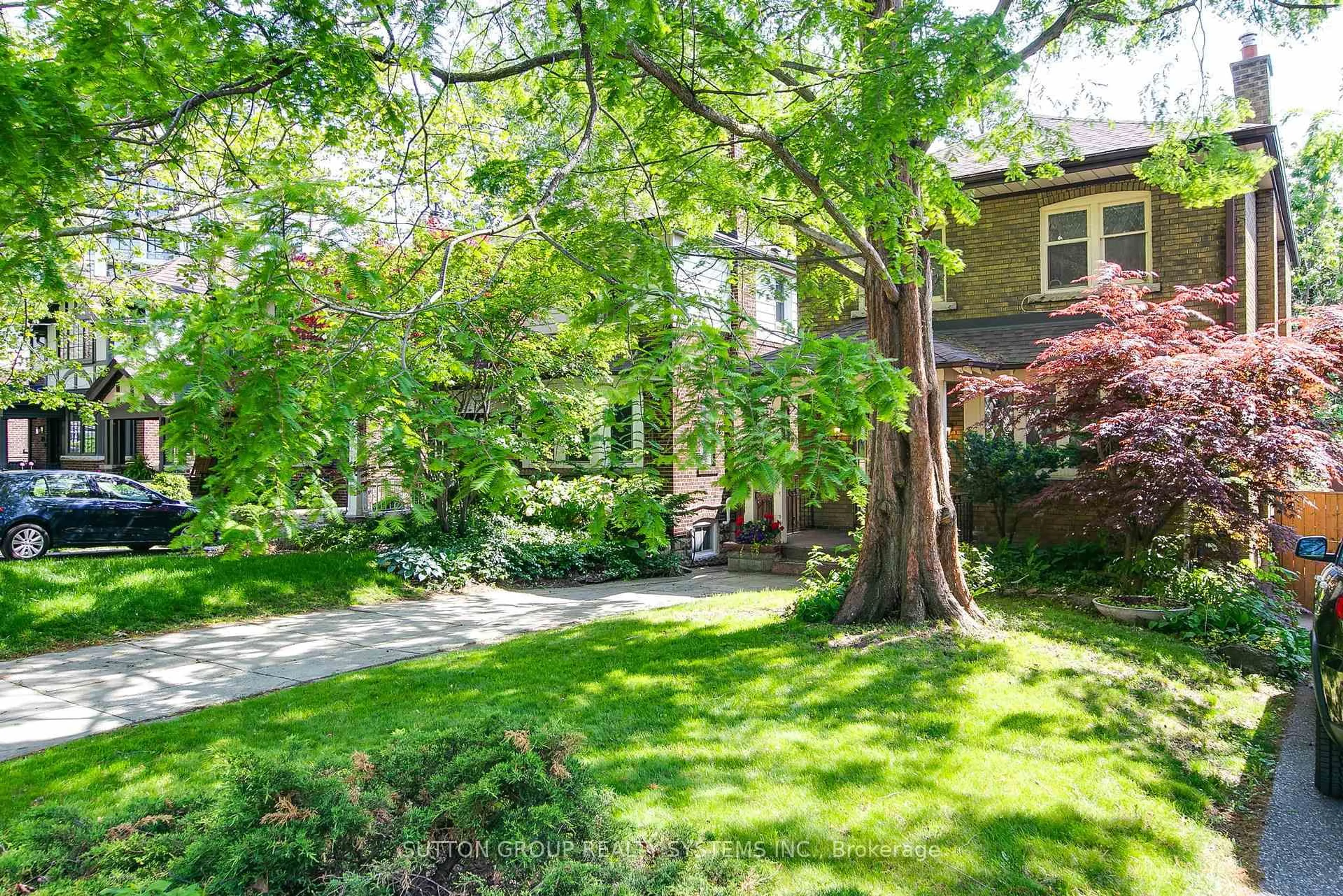 Patio, street for 34 Old Mill Dr, Toronto Ontario M6A 4J9