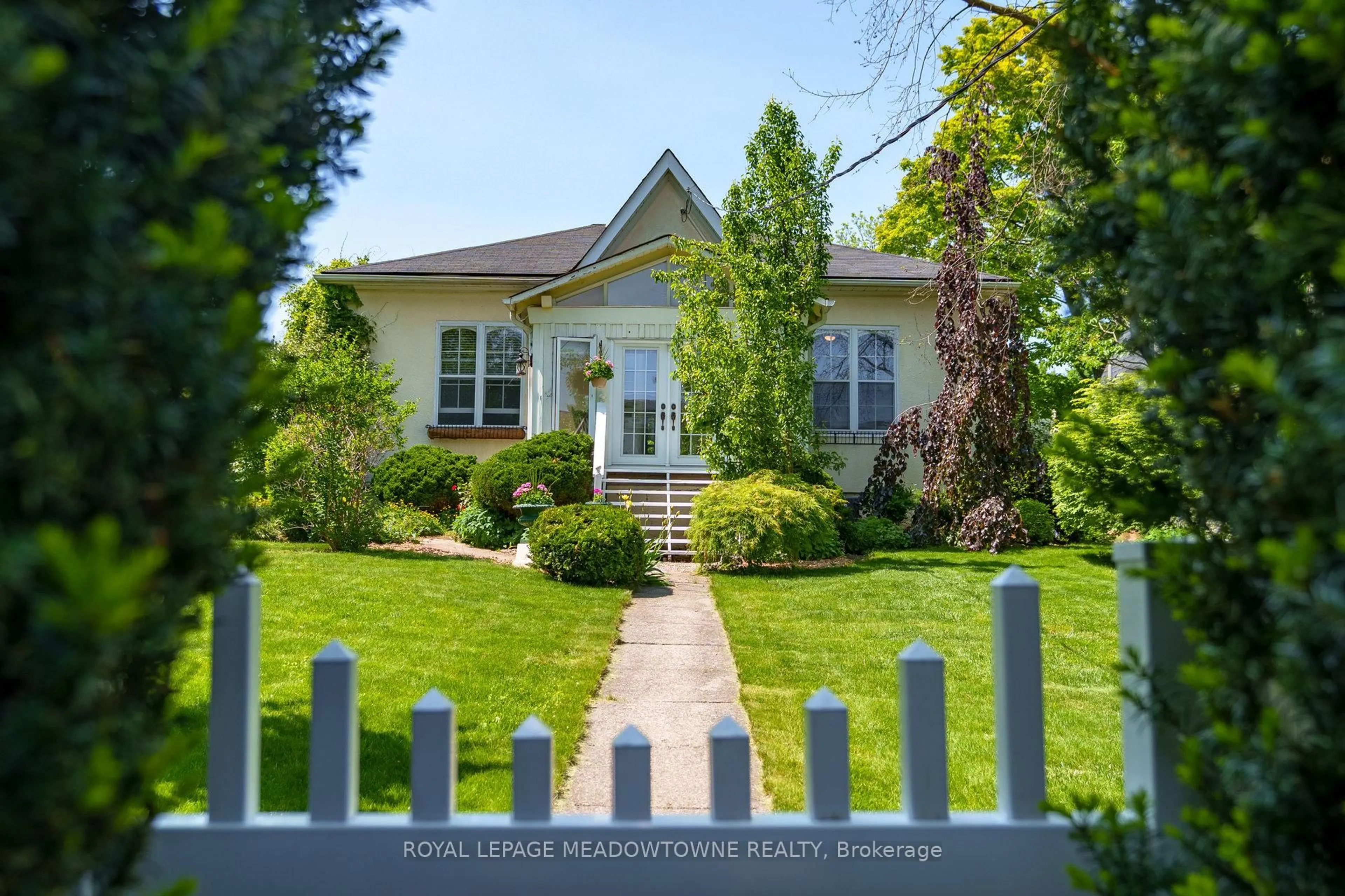 Home with vinyl exterior material, street for 16 James St, Halton Hills Ontario L7G 2H4