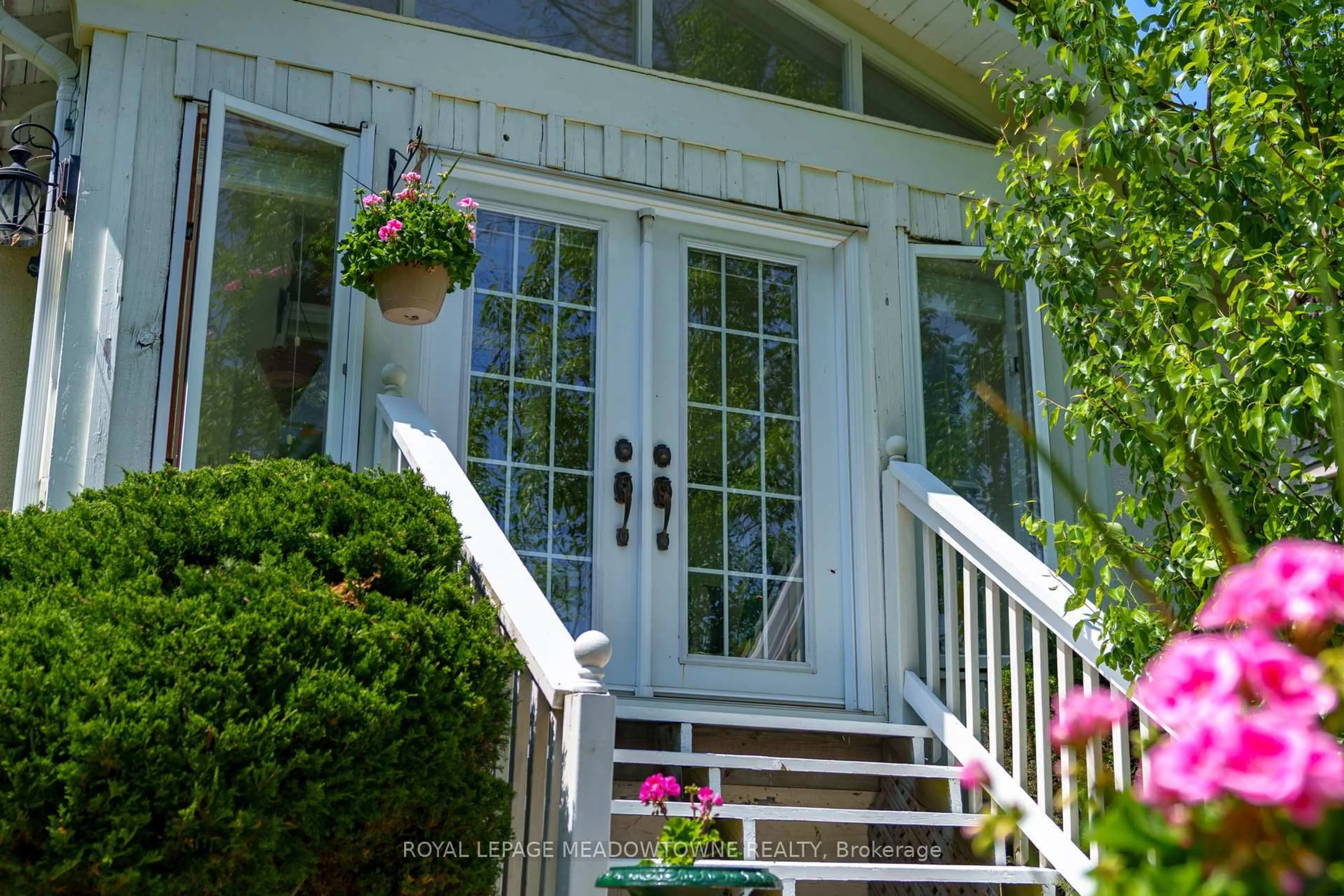 Indoor entryway for 16 James St, Halton Hills Ontario L7G 2H4