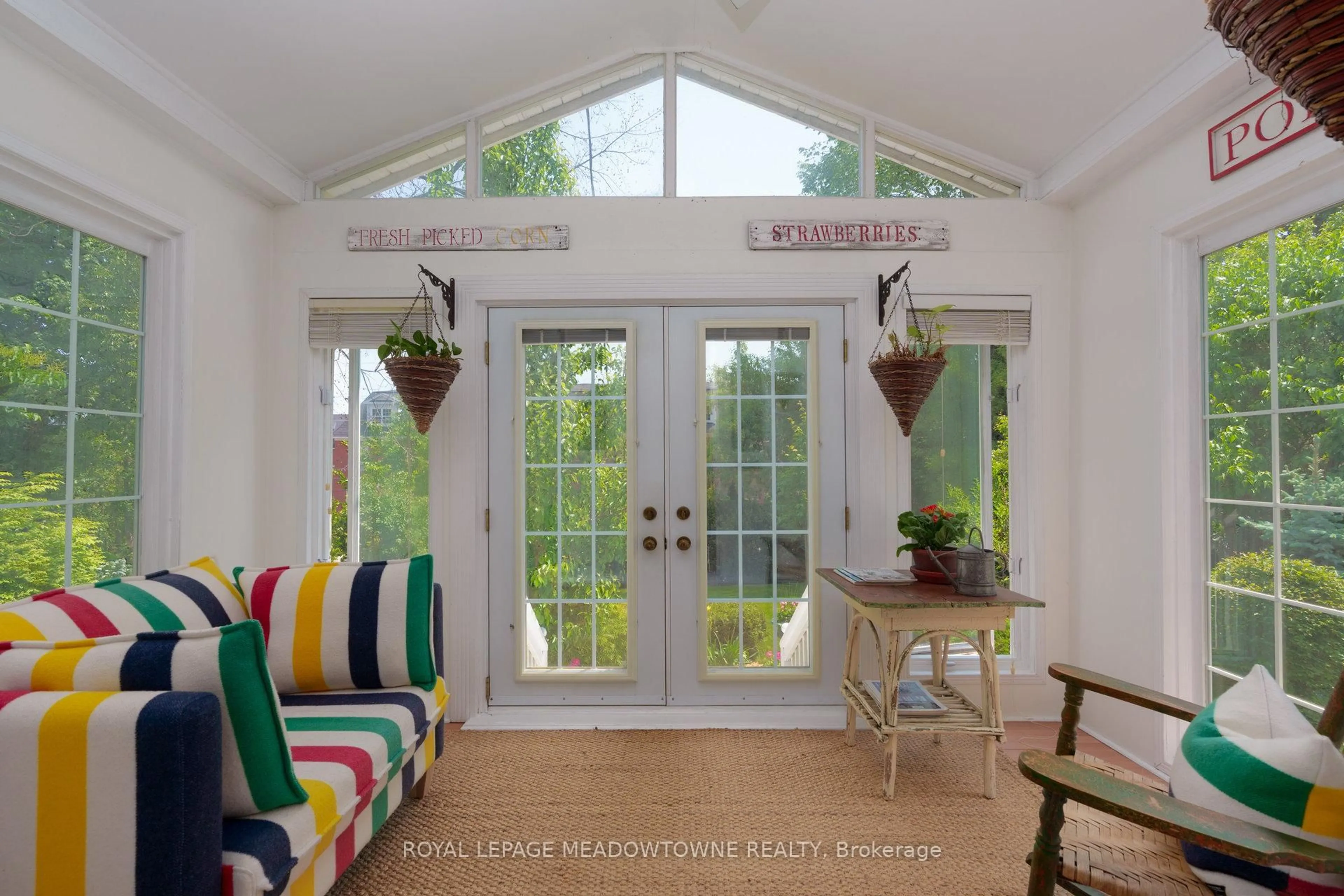 Indoor entryway for 16 James St, Halton Hills Ontario L7G 2H4
