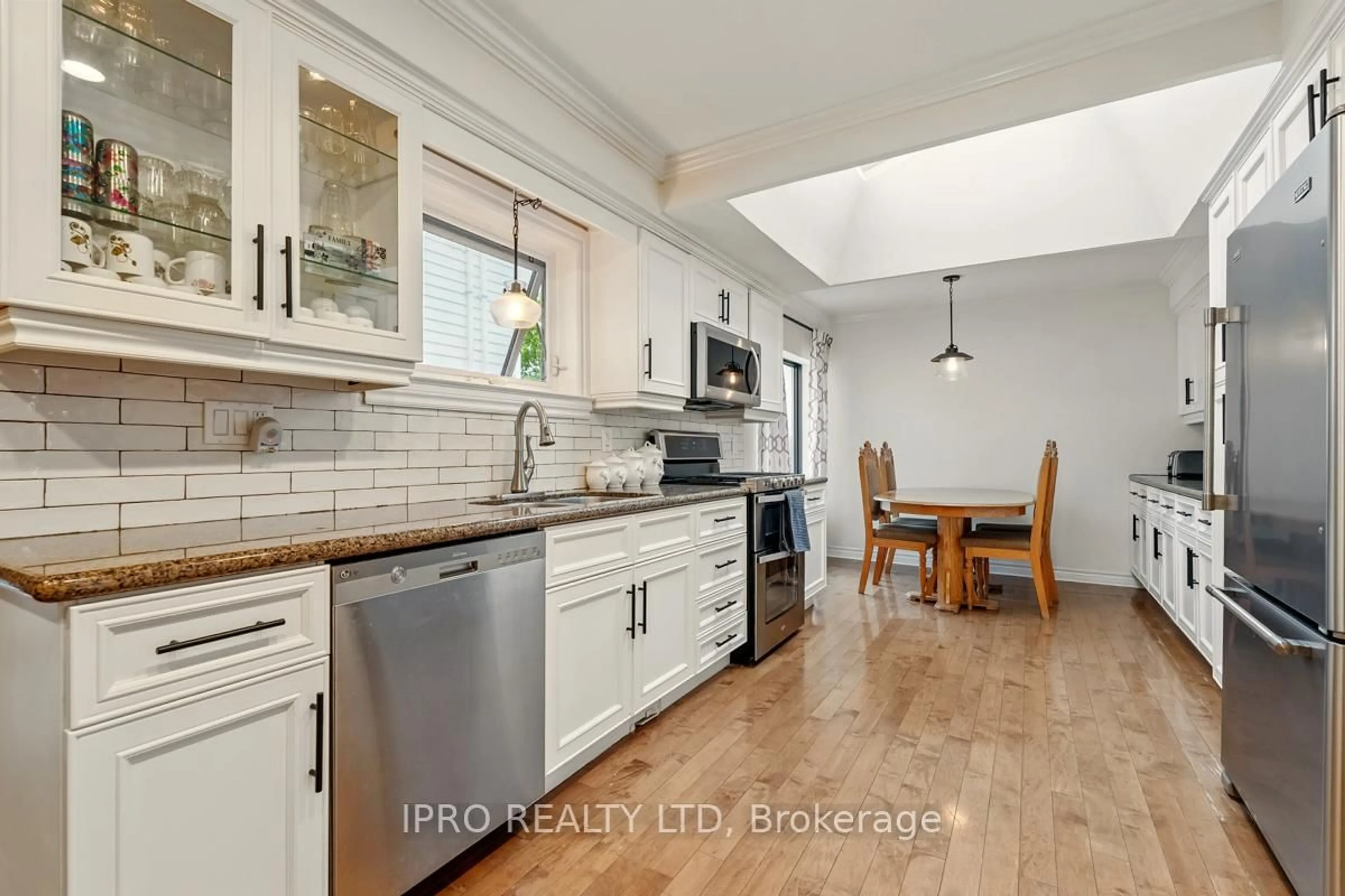 Open concept kitchen, ceramic/tile floor for 27 Caldwell Cres, Brampton Ontario L6W 1A2