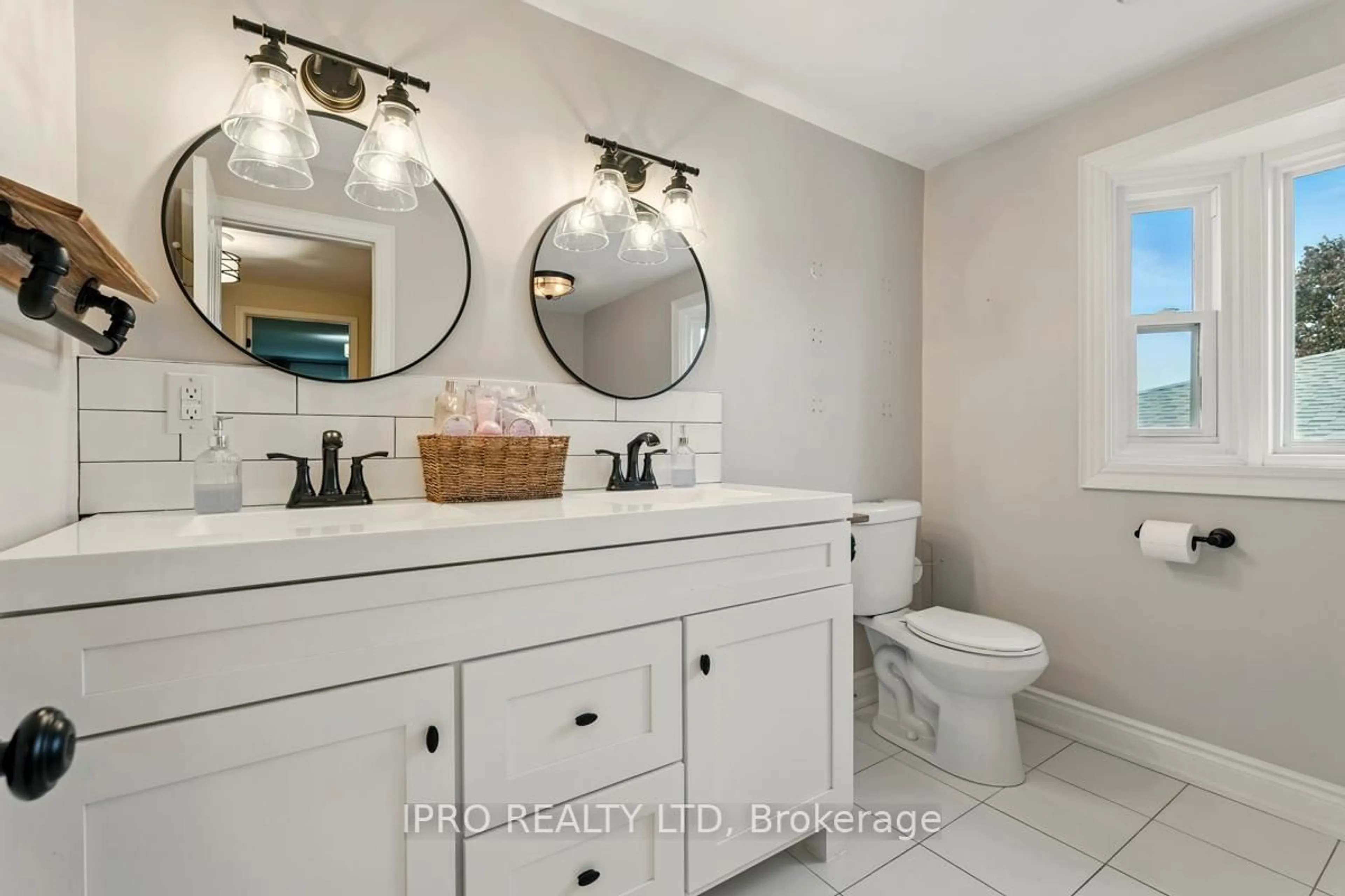 Contemporary bathroom, ceramic/tile floor for 27 Caldwell Cres, Brampton Ontario L6W 1A2