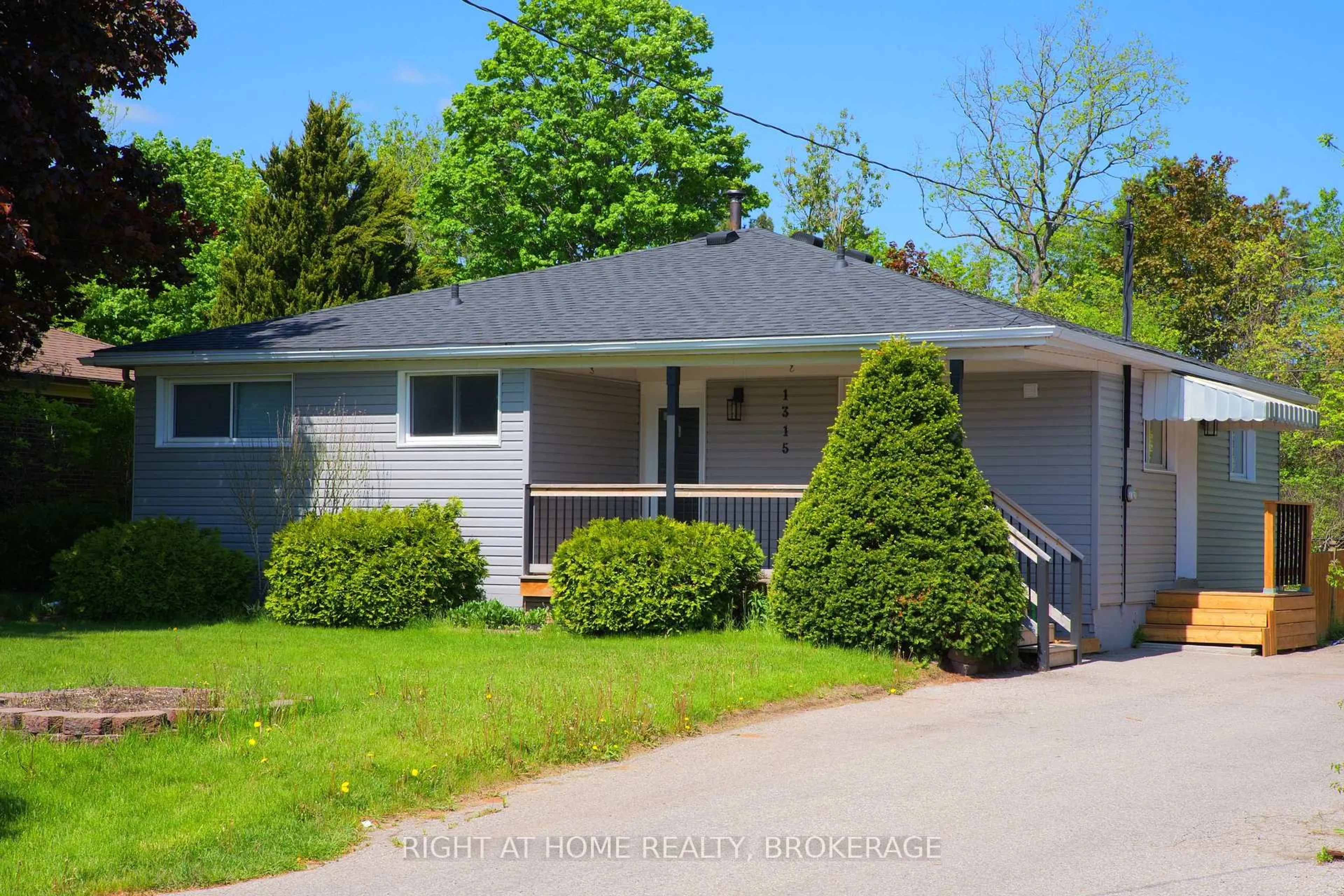 Home with vinyl exterior material, street for 1315 Pinegrove Rd, Oakville Ontario L6L 2X2