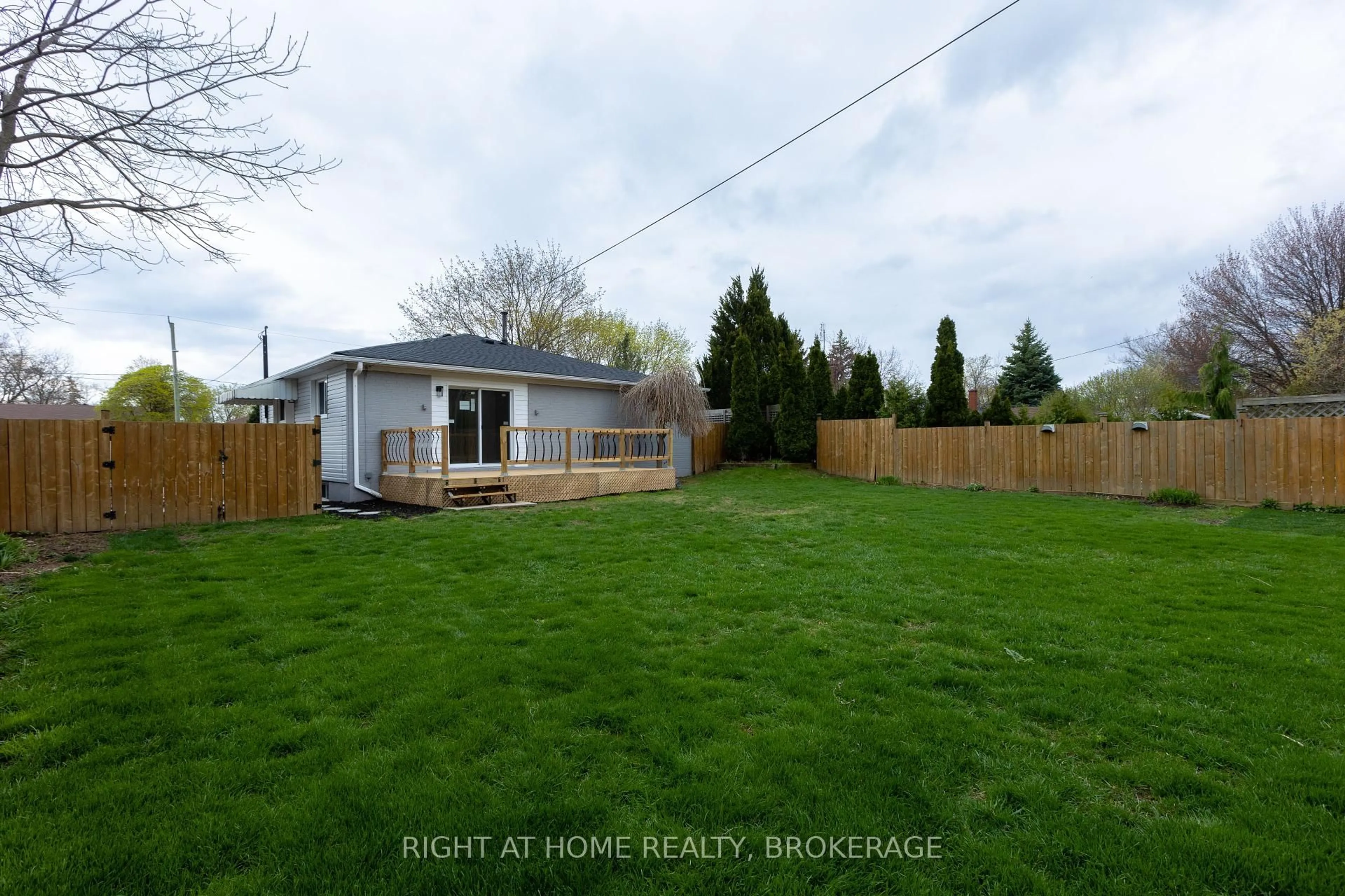 A pic from outside/outdoor area/front of a property/back of a property/a pic from drone, street for 1315 Pinegrove Rd, Oakville Ontario L6L 2X2