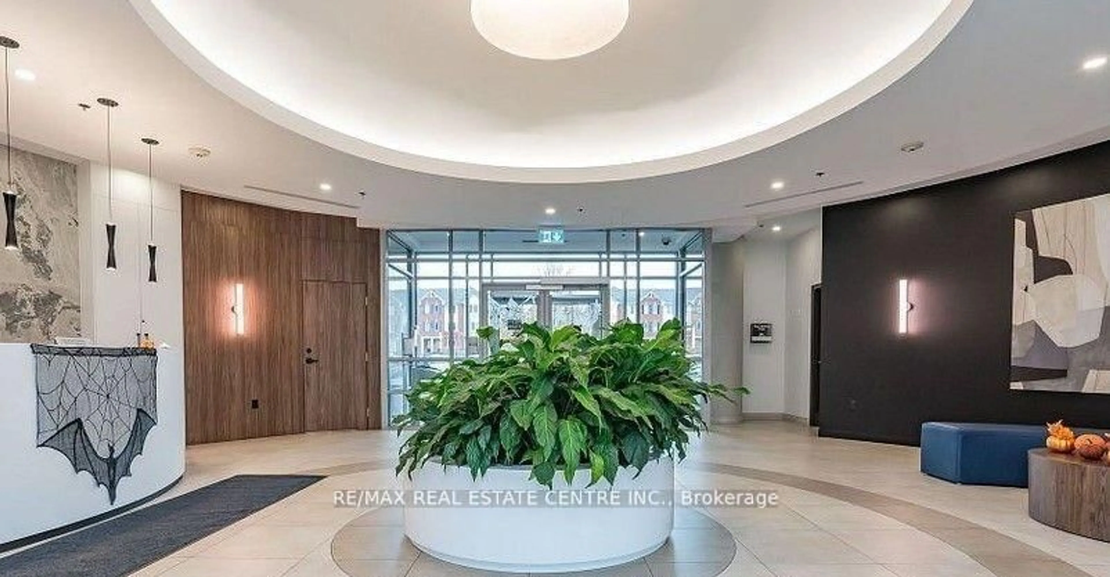 Indoor foyer for 215 Queen St #301, Brampton Ontario L6W 0A9