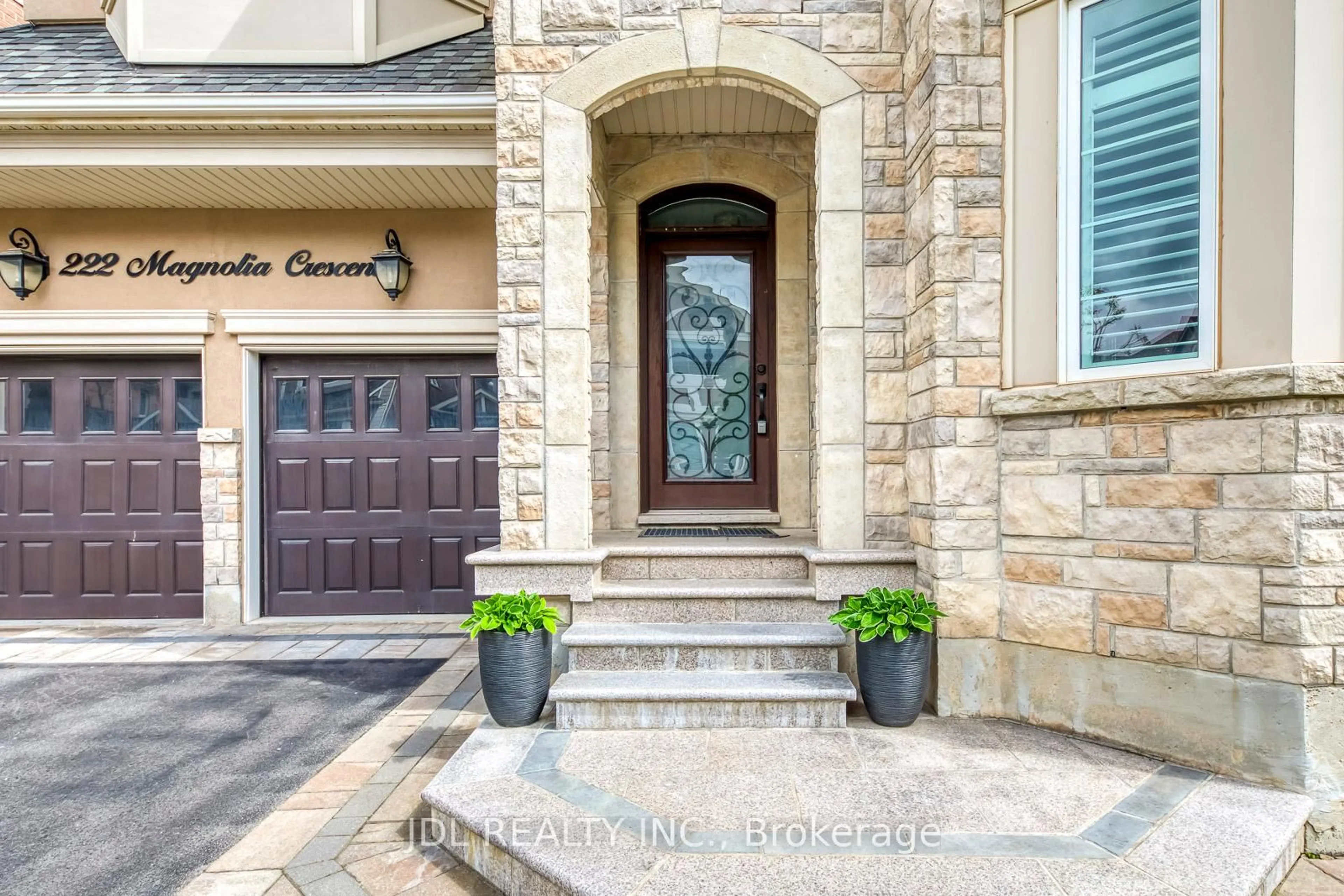 Indoor entryway for 222 Magnolia Cres, Oakville Ontario L6M 0Z8
