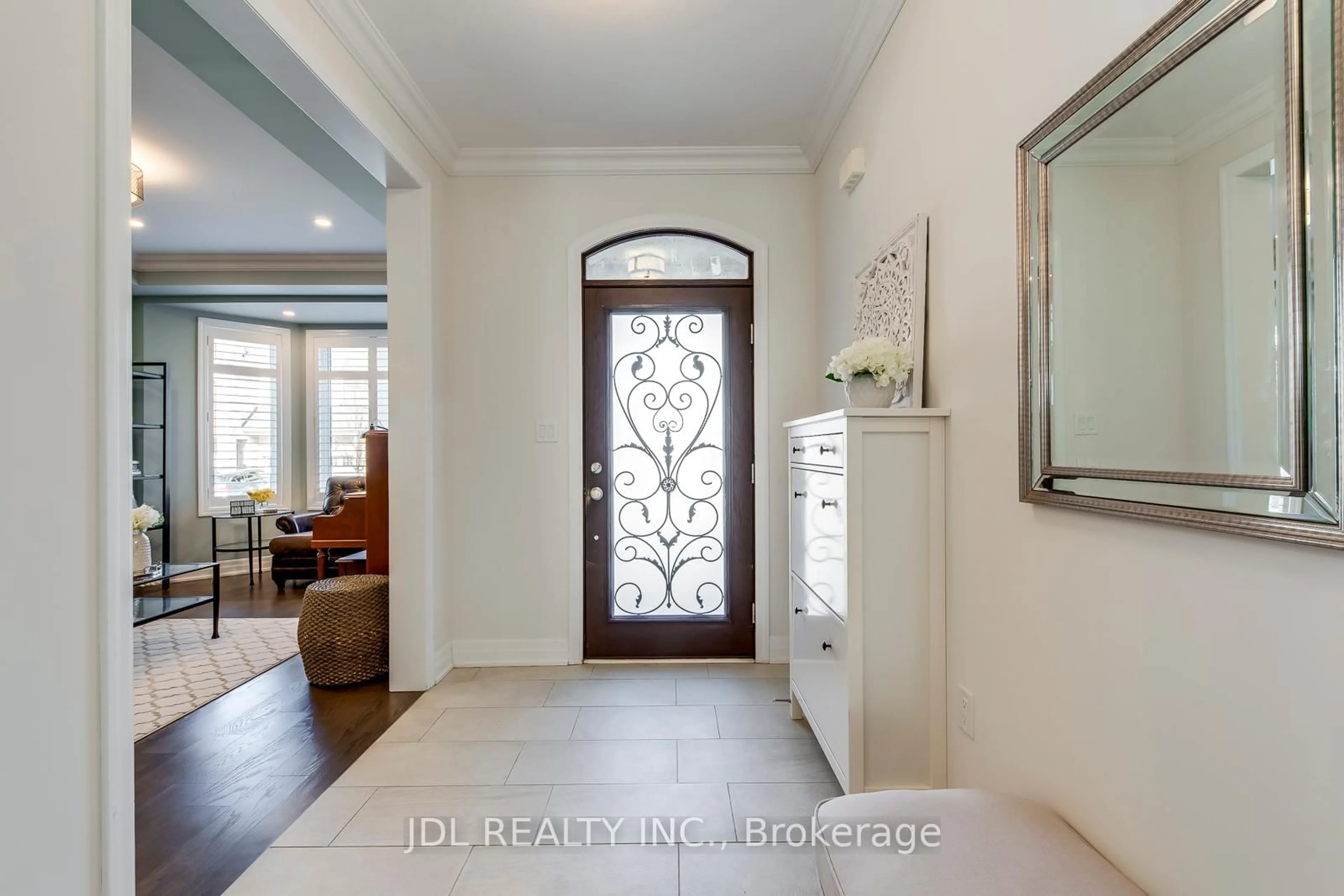 Indoor entryway for 222 Magnolia Cres, Oakville Ontario L6M 0Z8