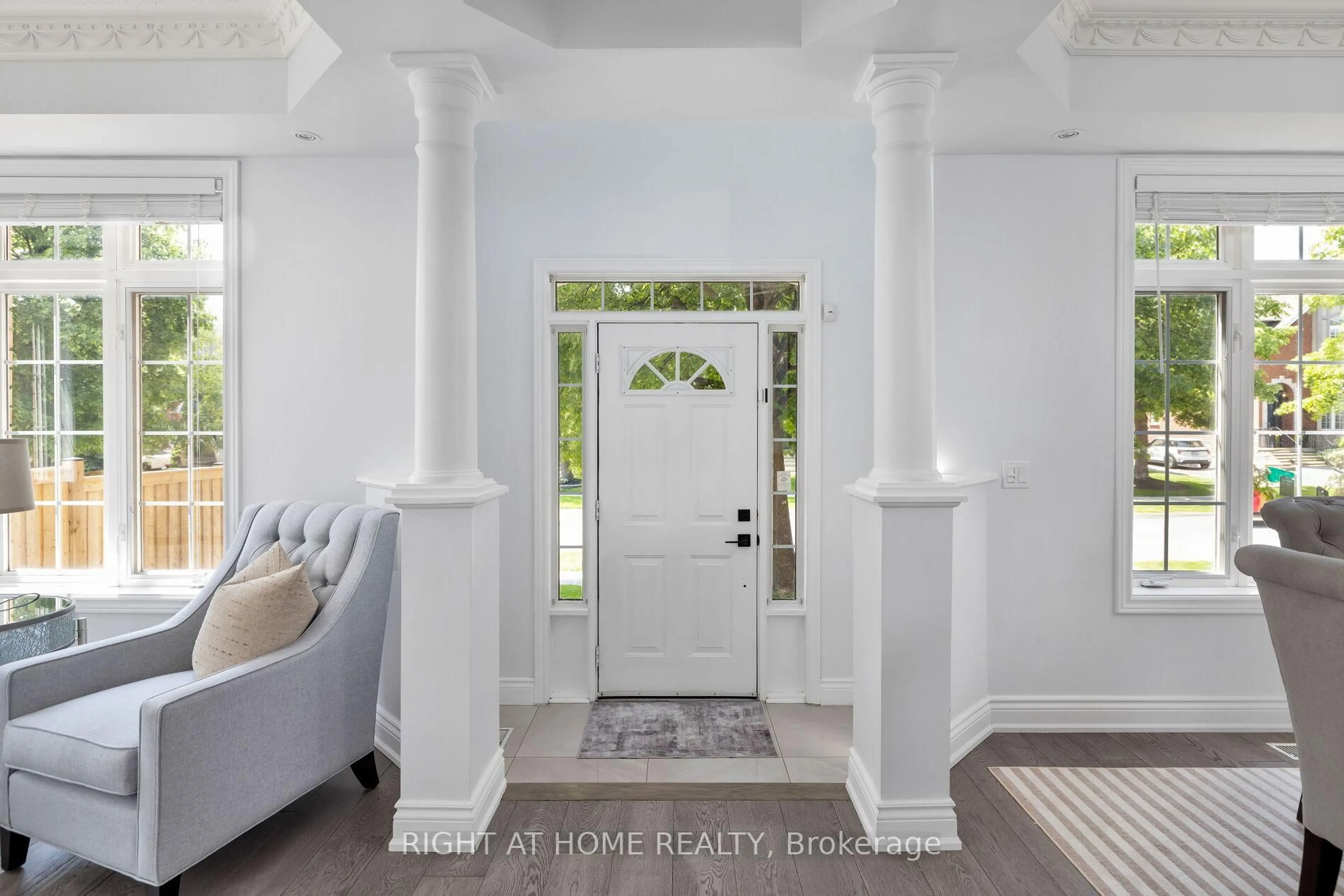 Indoor entryway for 2591 Castle Hill Cres, Oakville Ontario L6H 6J1