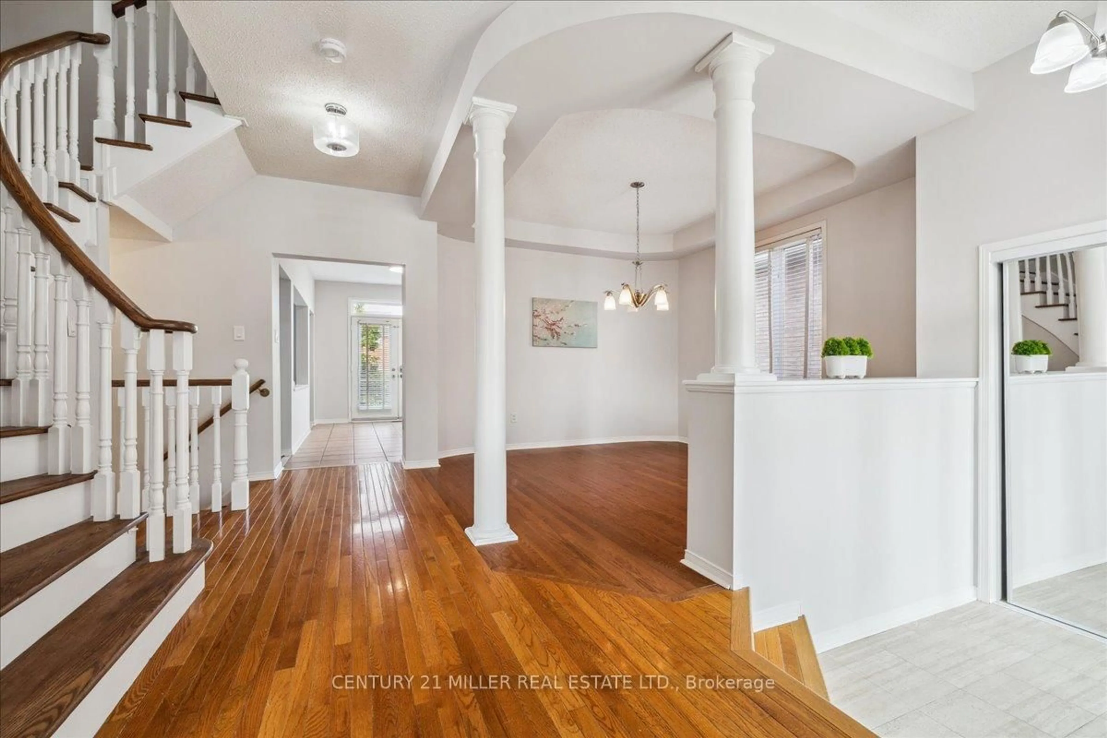 Indoor foyer for 2203 Pheasant Lane, Oakville Ontario L6M 3R8