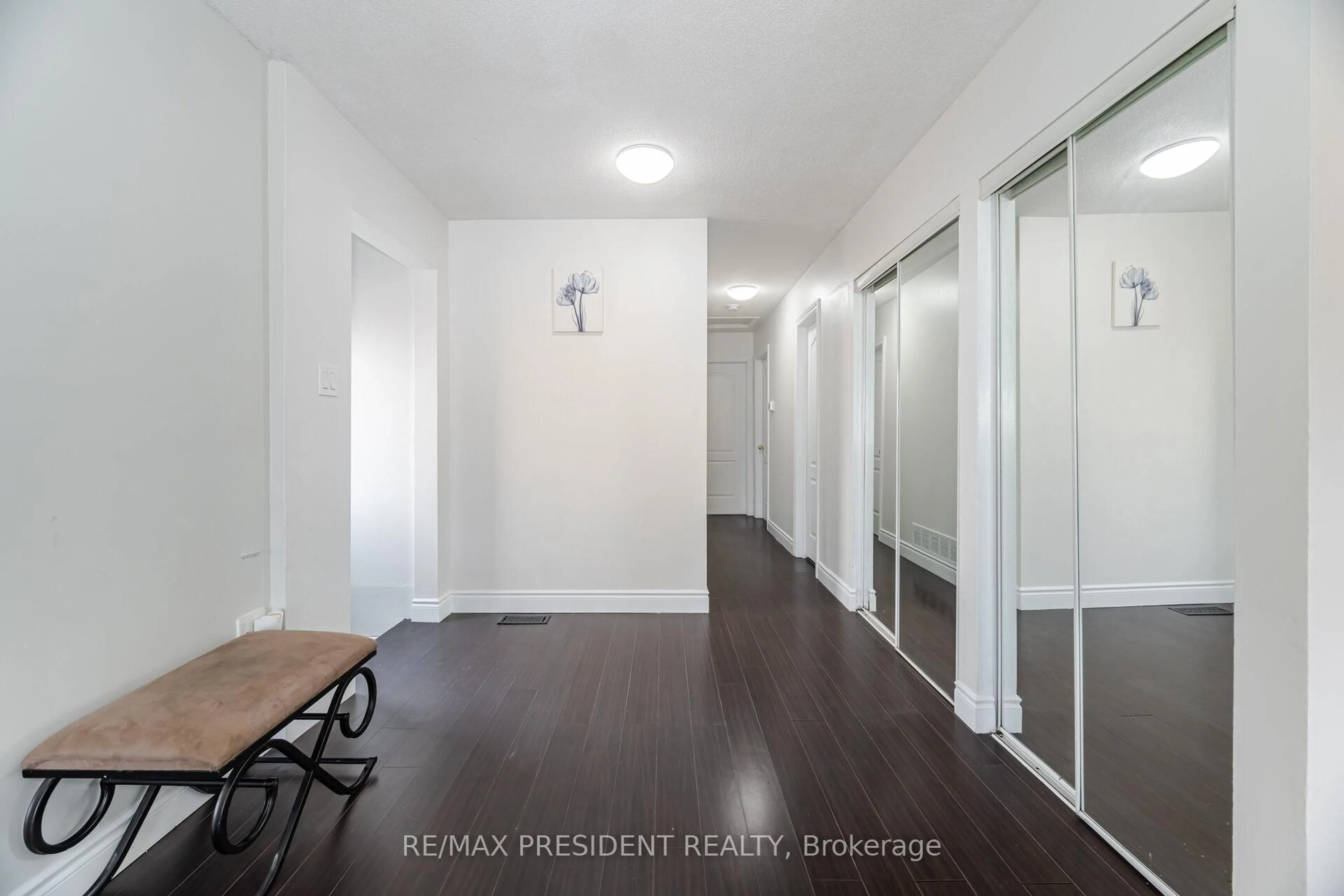 Indoor entryway for 6 Sultan Pool Dr, Toronto Ontario M9V 4H2