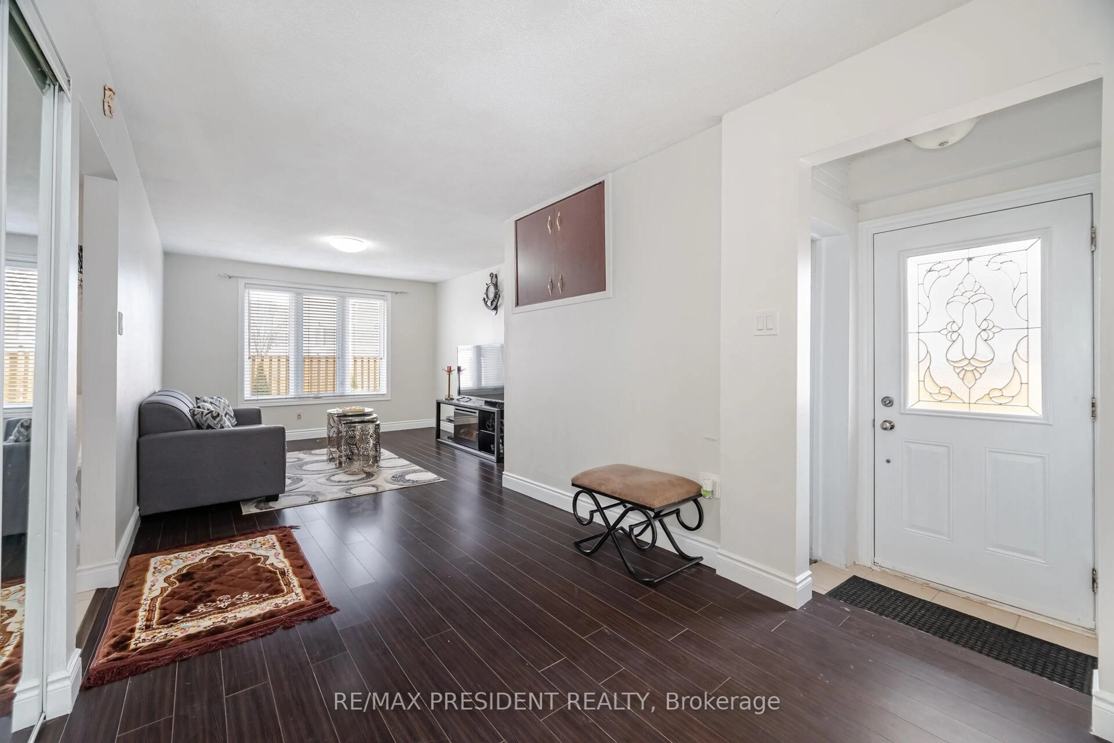 Indoor entryway for 6 Sultan Pool Dr, Toronto Ontario M9V 4H2