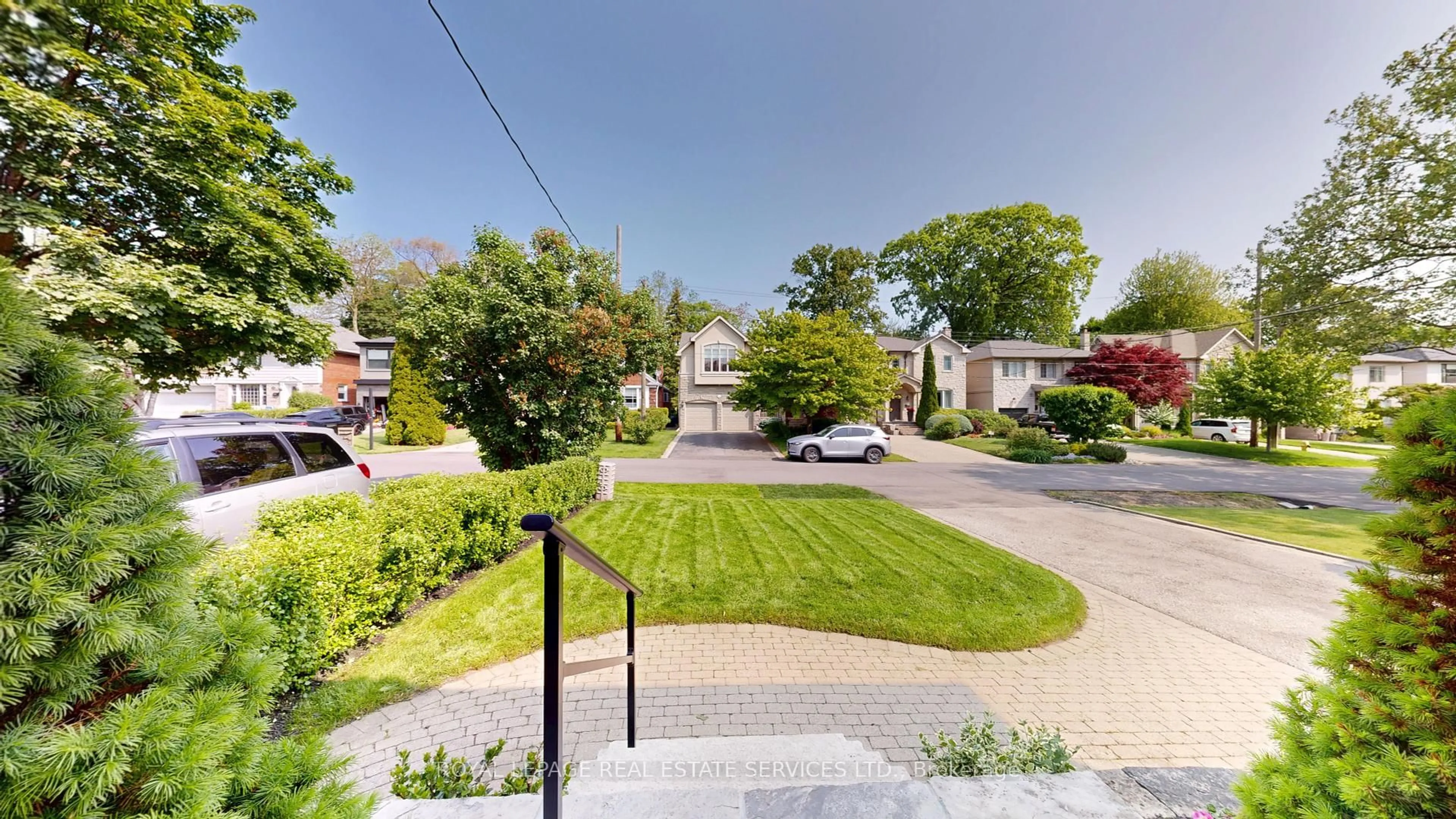 A pic from outside/outdoor area/front of a property/back of a property/a pic from drone, street for 15 Oak Hampton Blvd, Toronto Ontario M9A 2T9