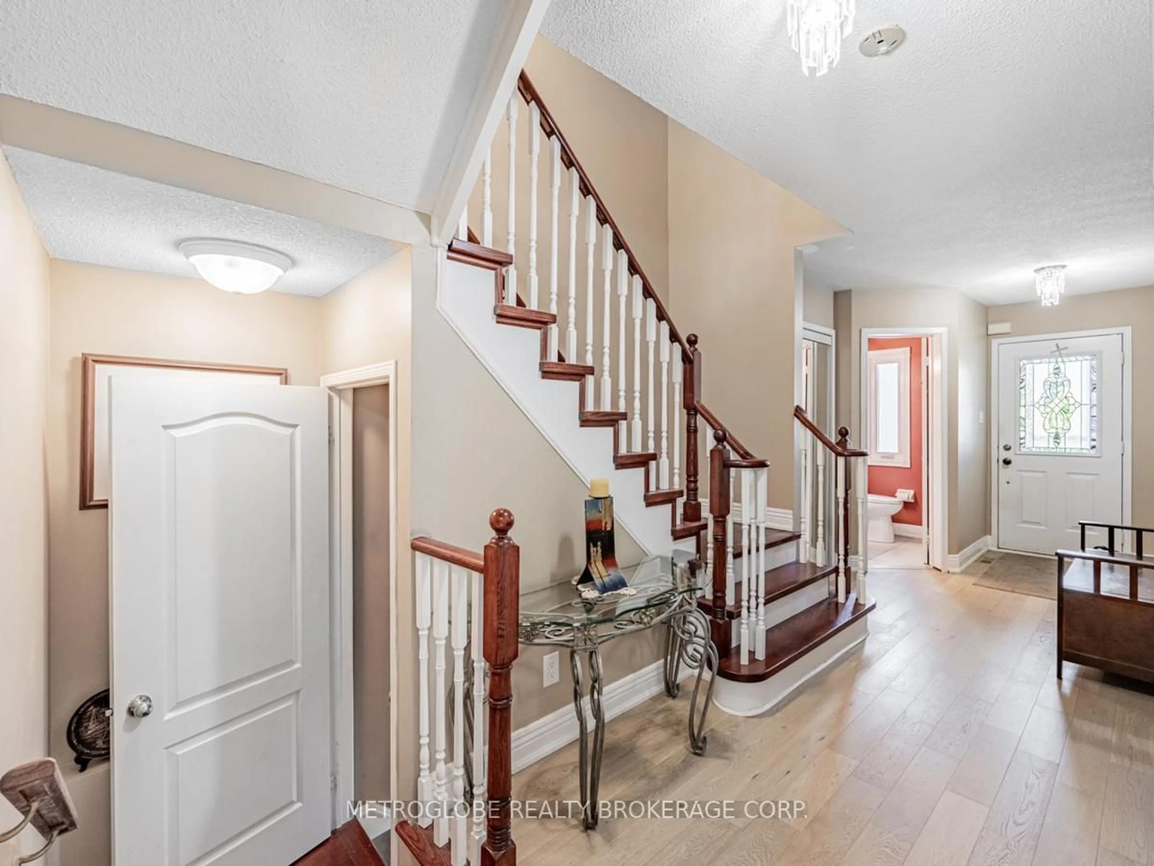 Indoor entryway for 6 Thunderbird Tr, Brampton Ontario L6R 2T3