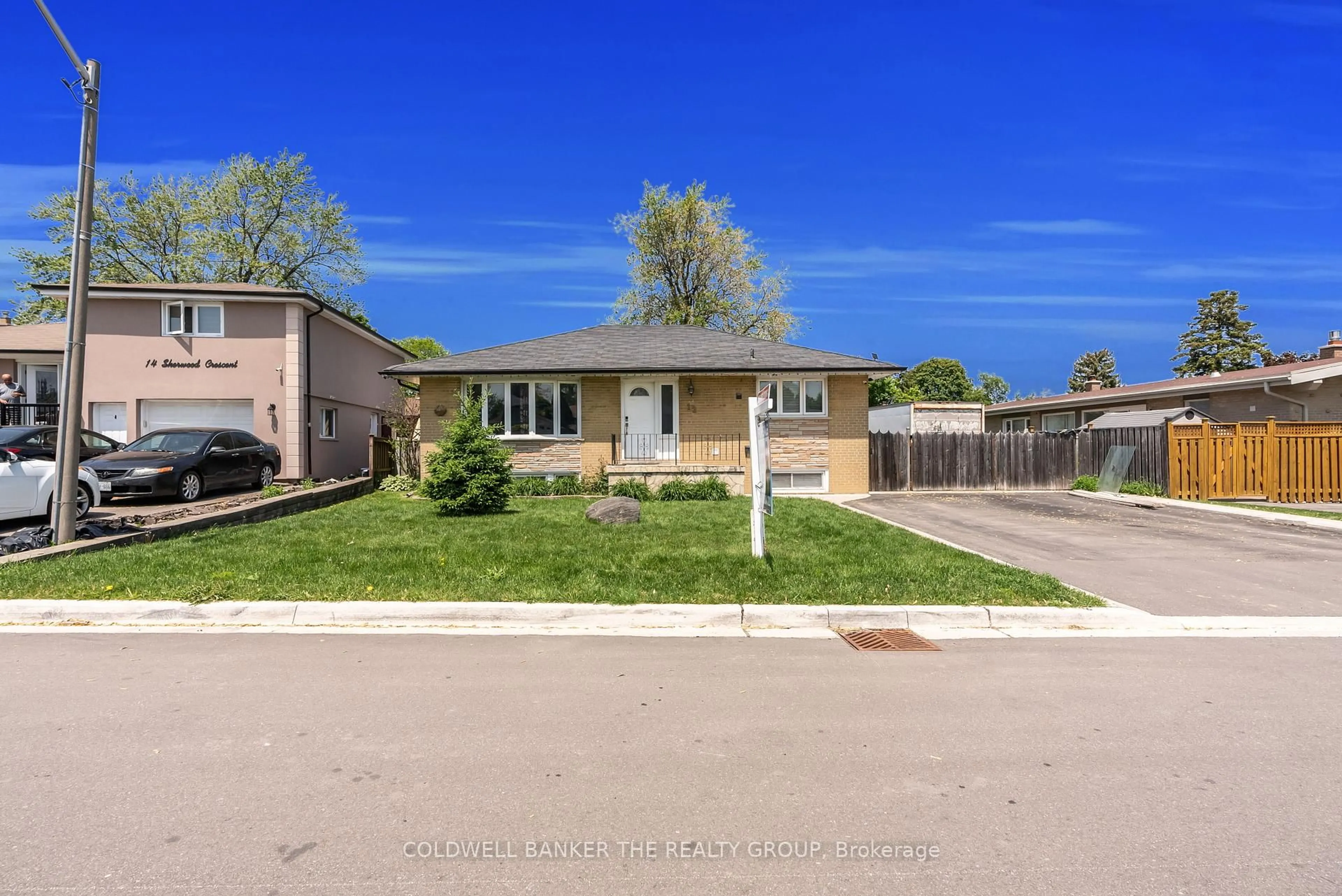 Unknown for 12 Sherwood Cres, Brampton Ontario L6X 2E1