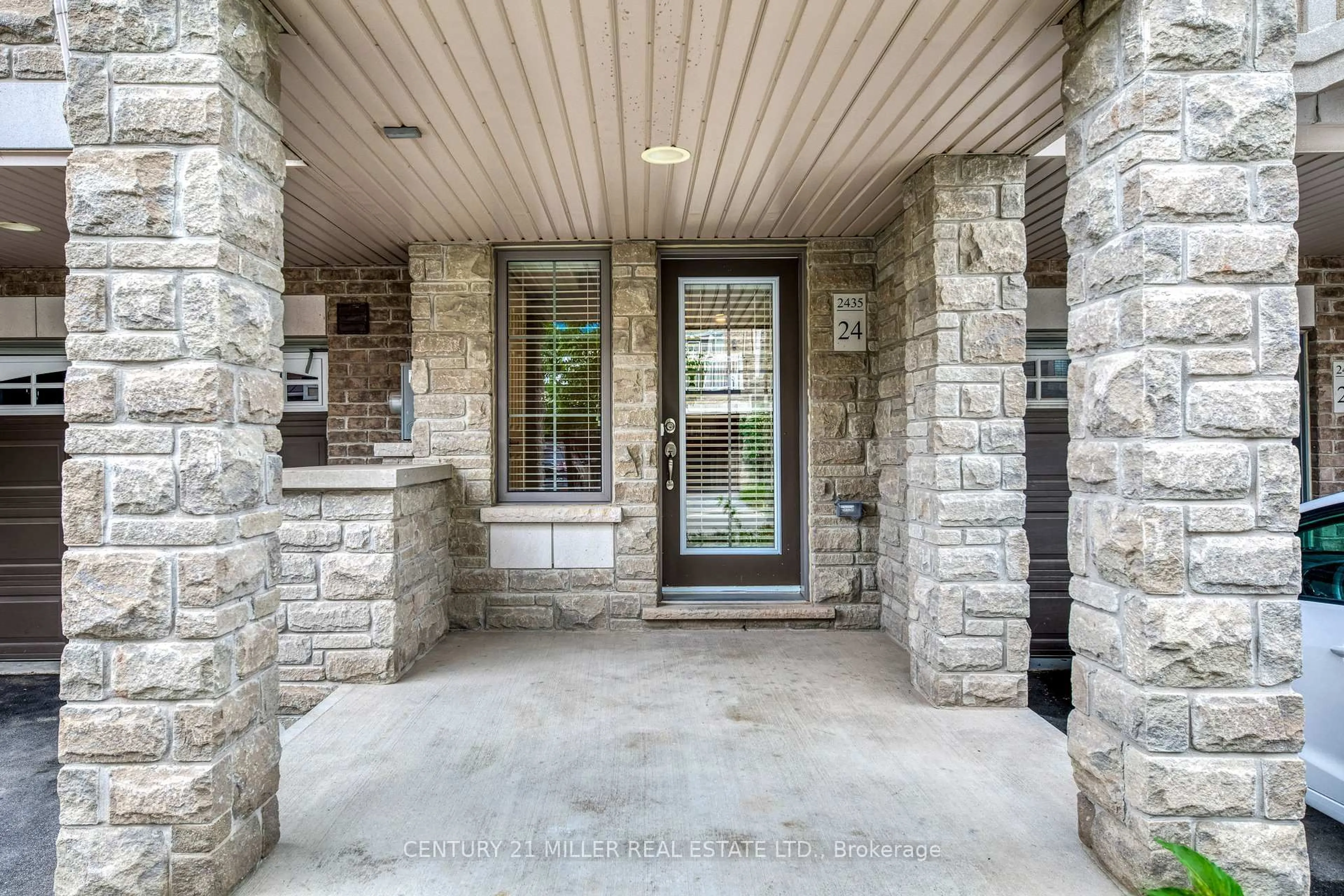 Indoor entryway for 2435 Greenwich Dr #24, Oakville Ontario L6M 0S4