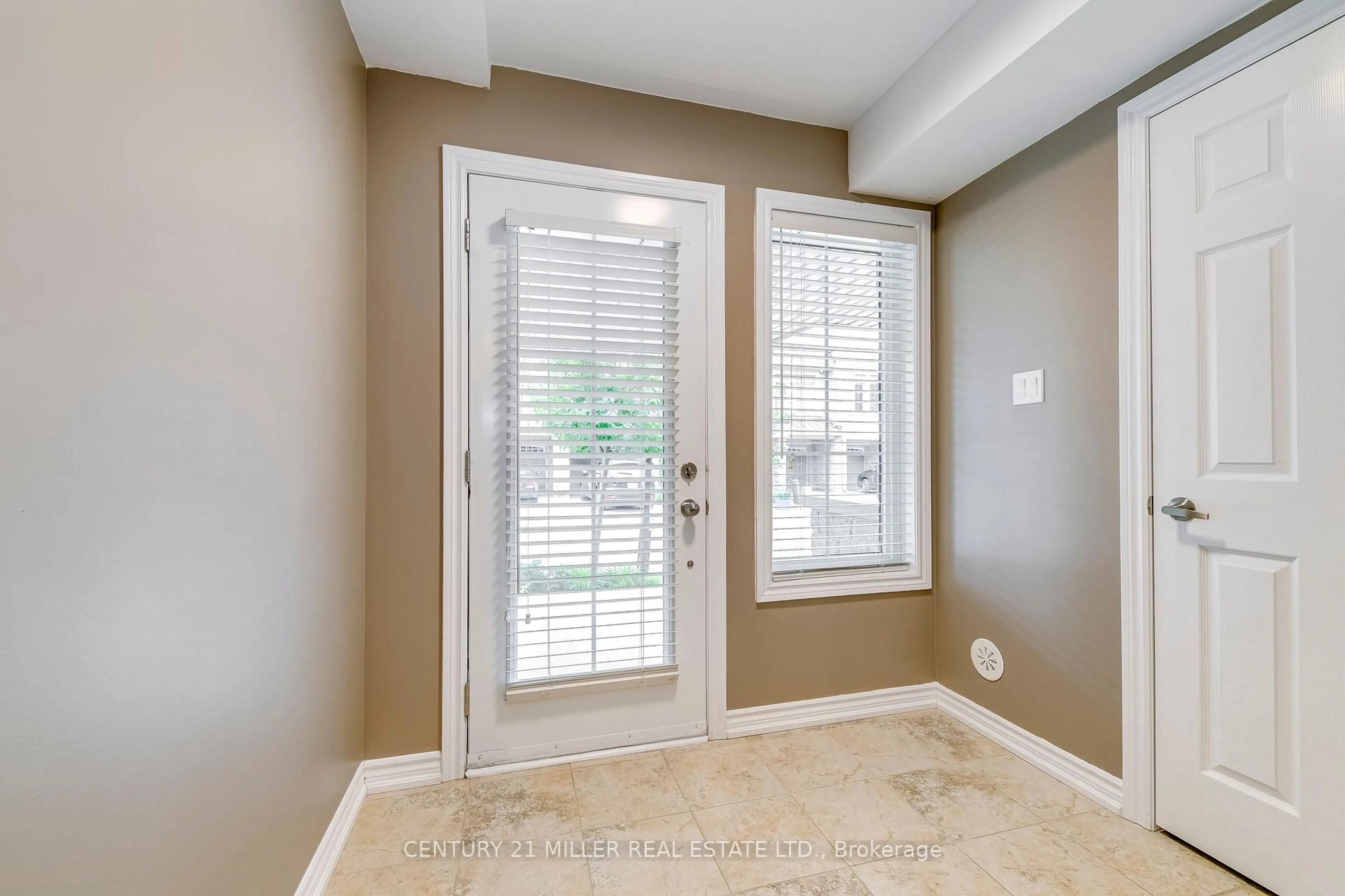 Indoor entryway for 2435 Greenwich Dr #24, Oakville Ontario L6M 0S4