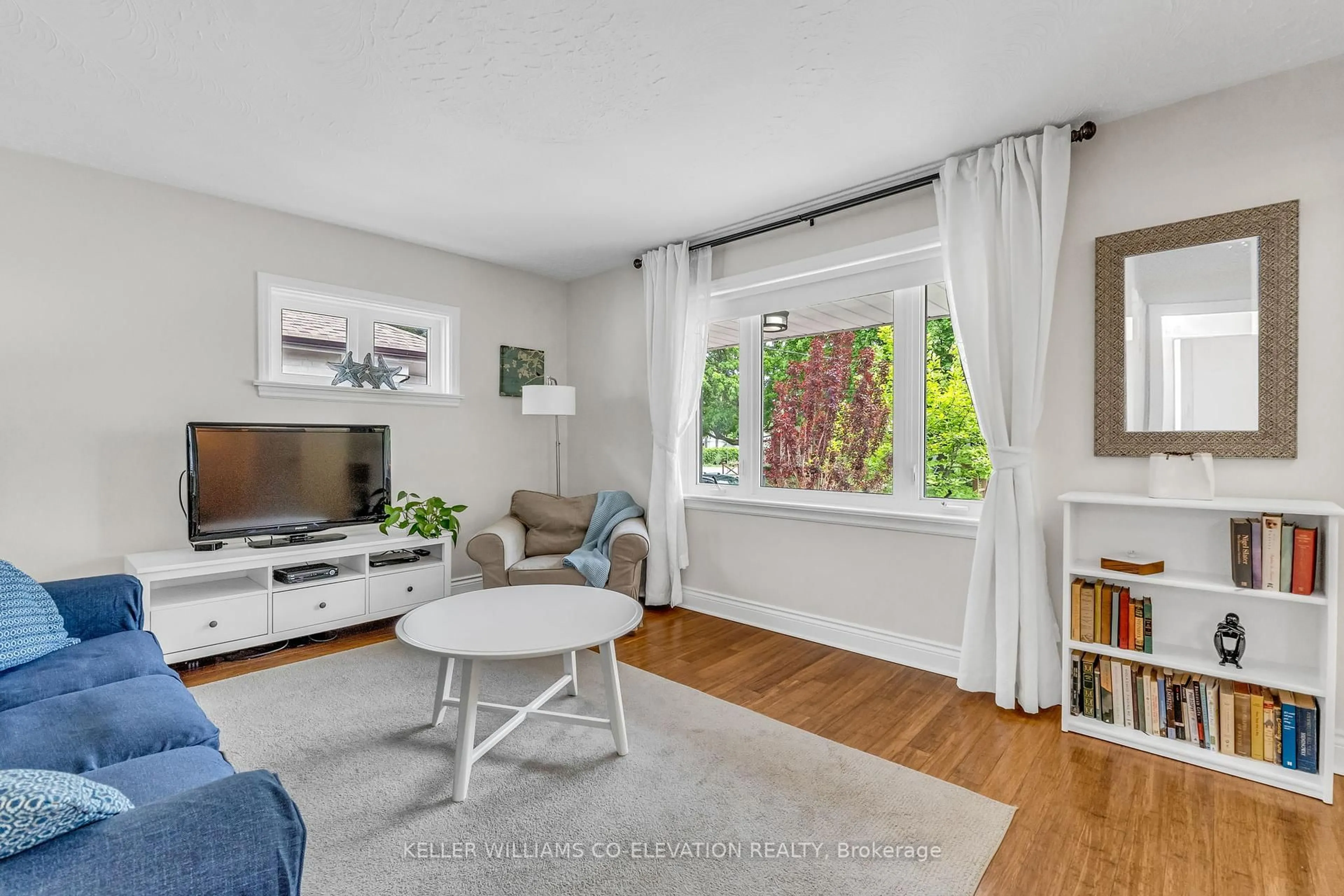 Living room with furniture, unknown for 96 Burlingame Rd, Toronto Ontario M8W 1Z2