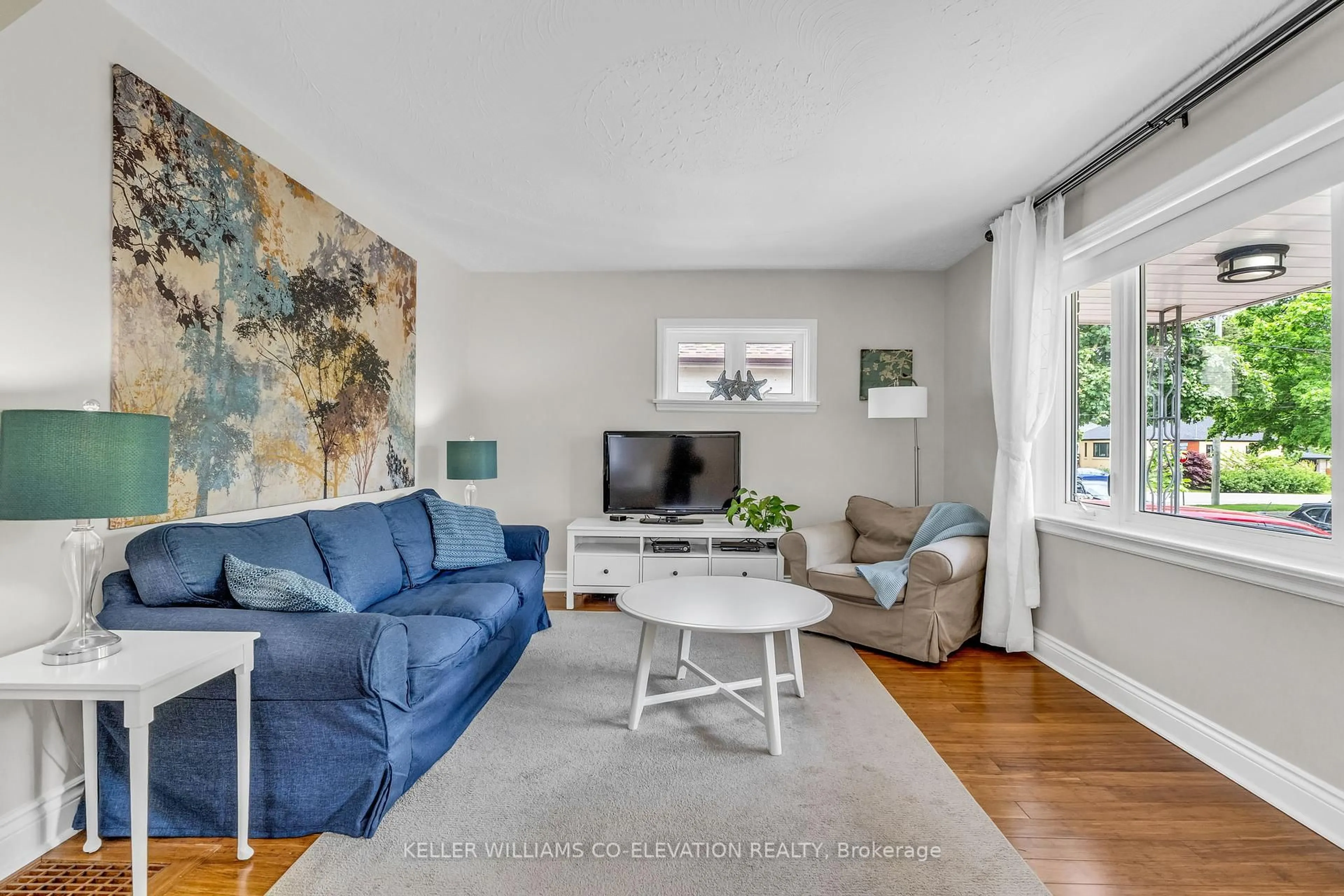 Living room with furniture, unknown for 96 Burlingame Rd, Toronto Ontario M8W 1Z2