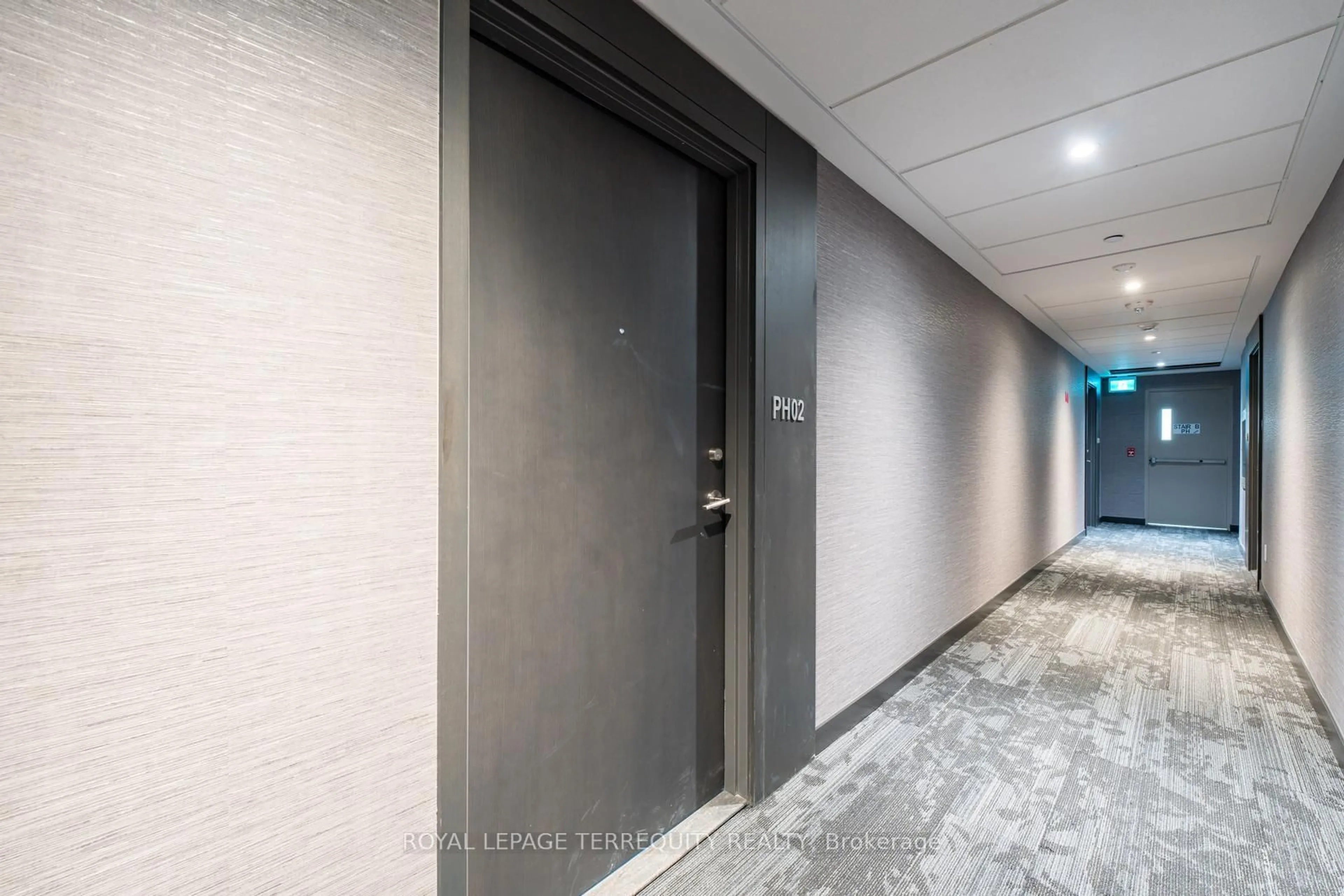 Indoor foyer for 3005 Pine Glen Rd #PH 802, Oakville Ontario L6M 4J3