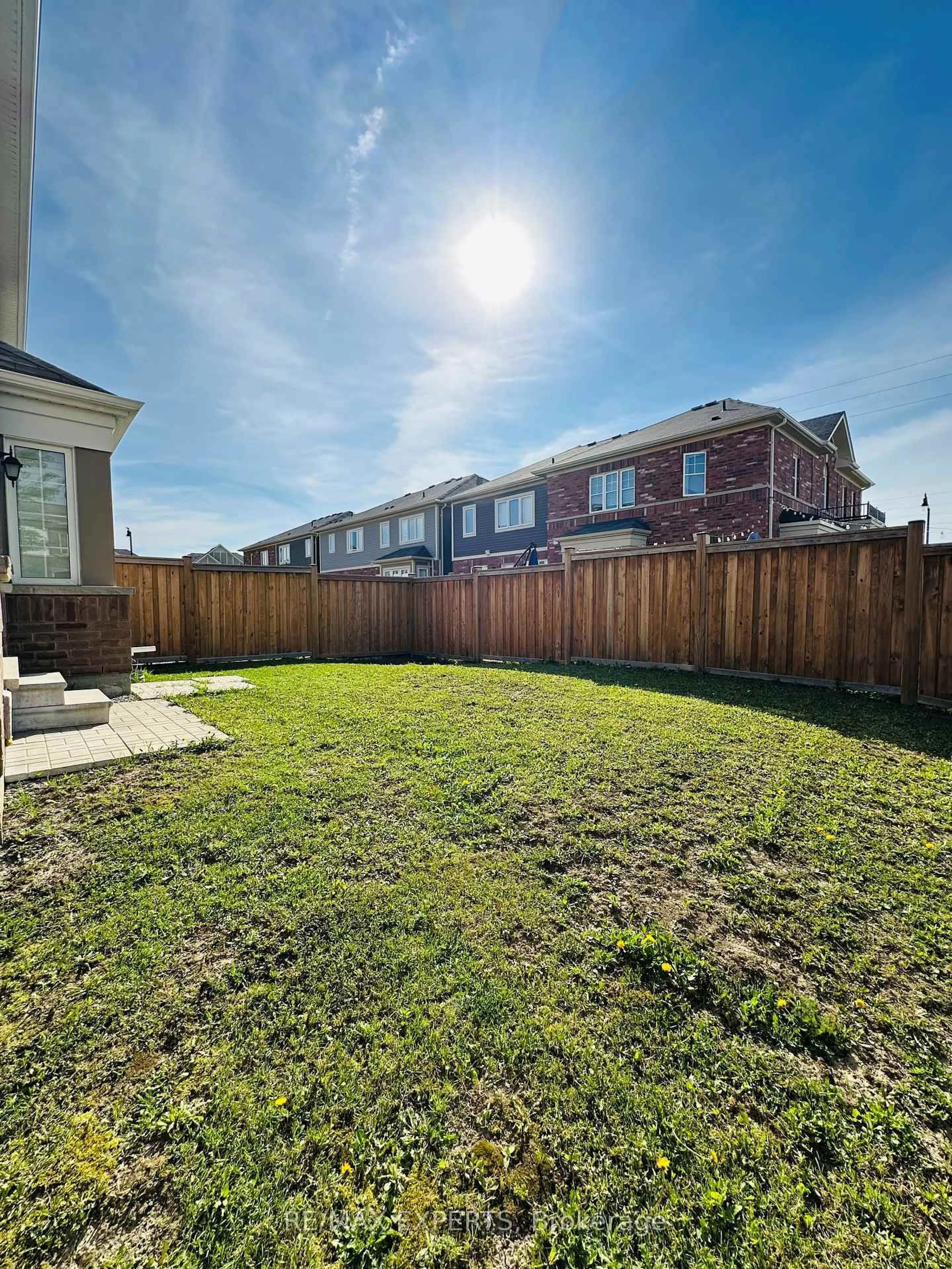 A pic from outside/outdoor area/front of a property/back of a property/a pic from drone, unknown for 5 Donlamont Circ, Brampton Ontario L7A 4T5