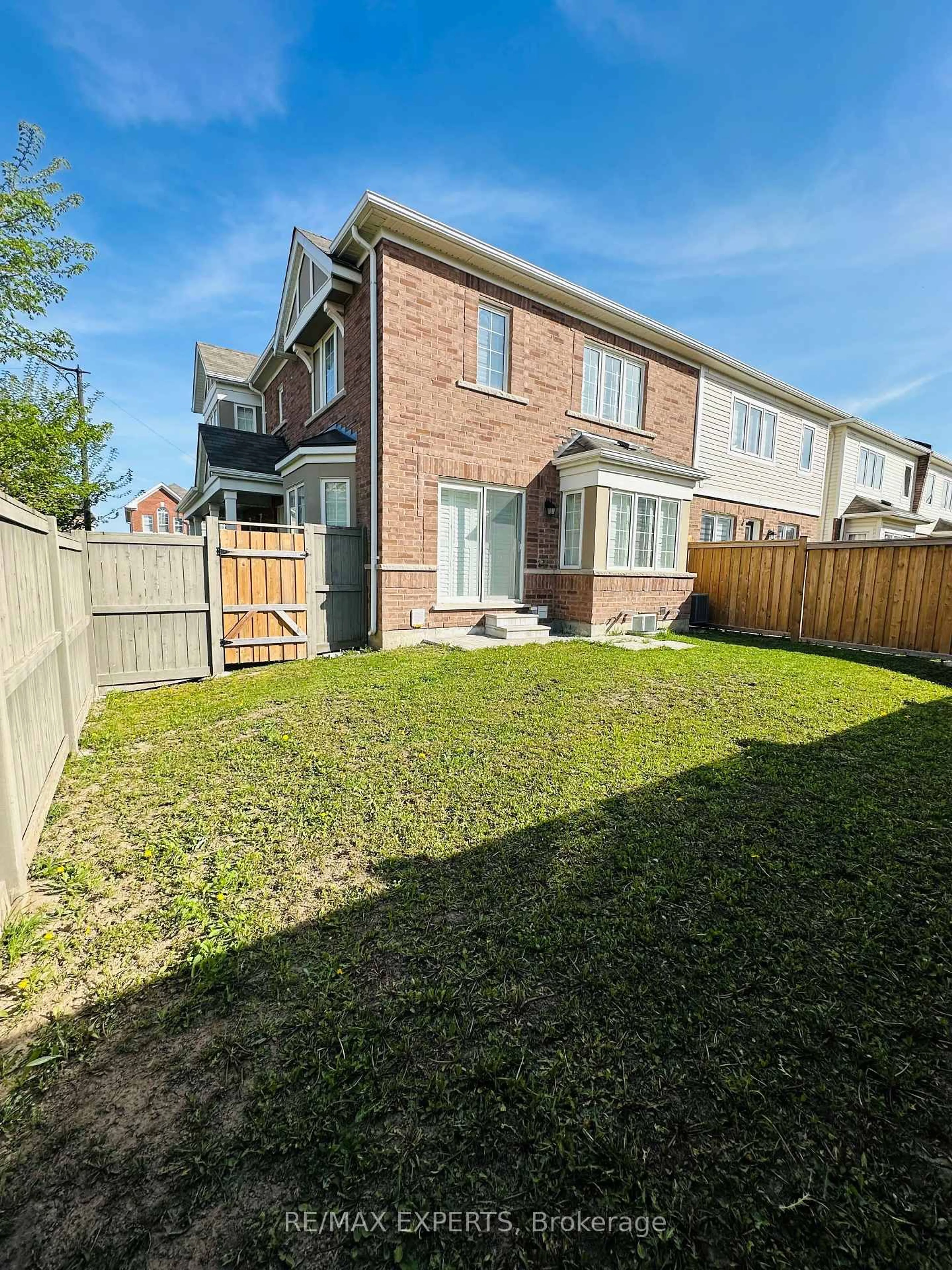 A pic from outside/outdoor area/front of a property/back of a property/a pic from drone, street for 5 Donlamont Circ, Brampton Ontario L7A 4T5