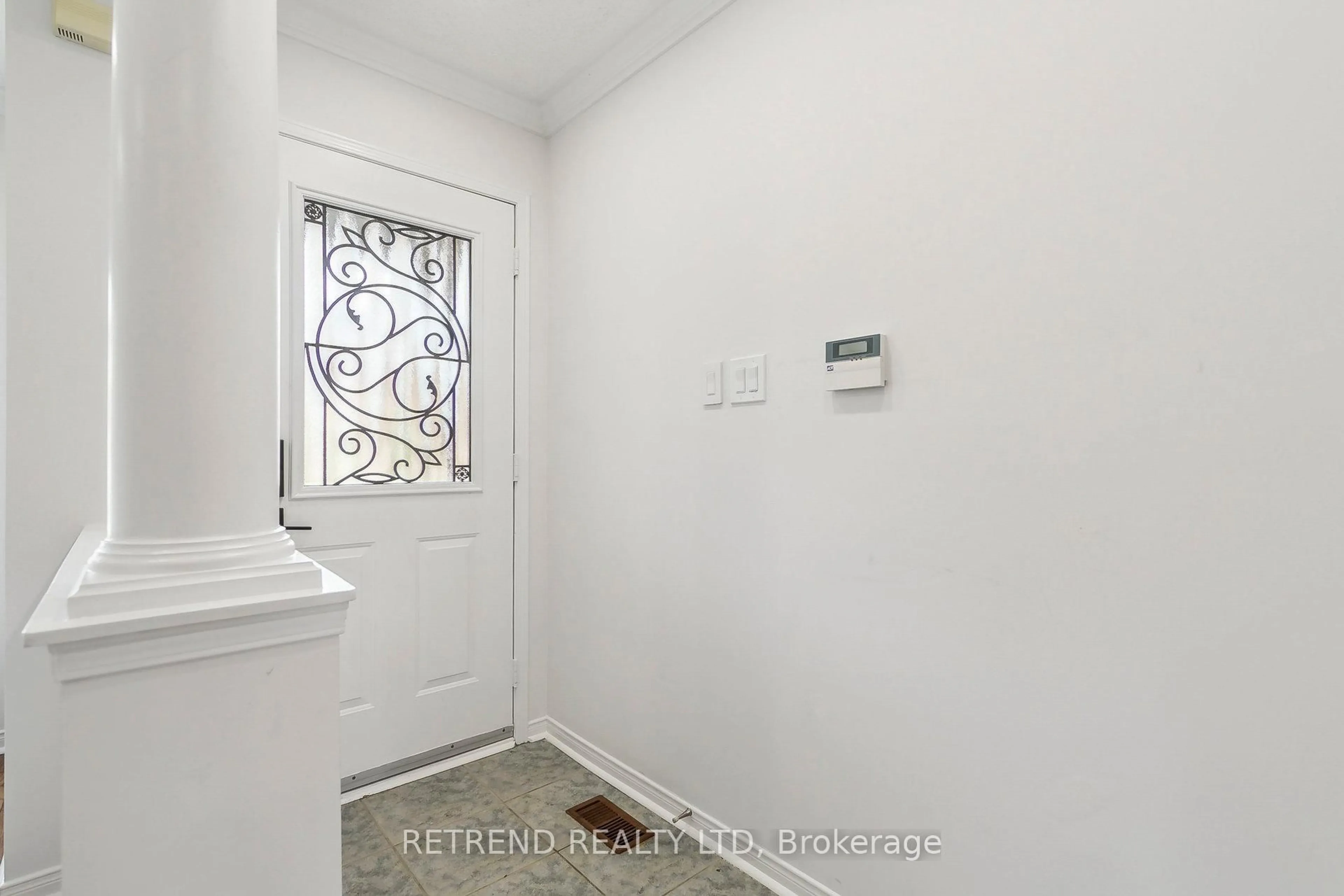 Indoor entryway for 3550 Stonecutter Cres, Mississauga Ontario L5M 7N6