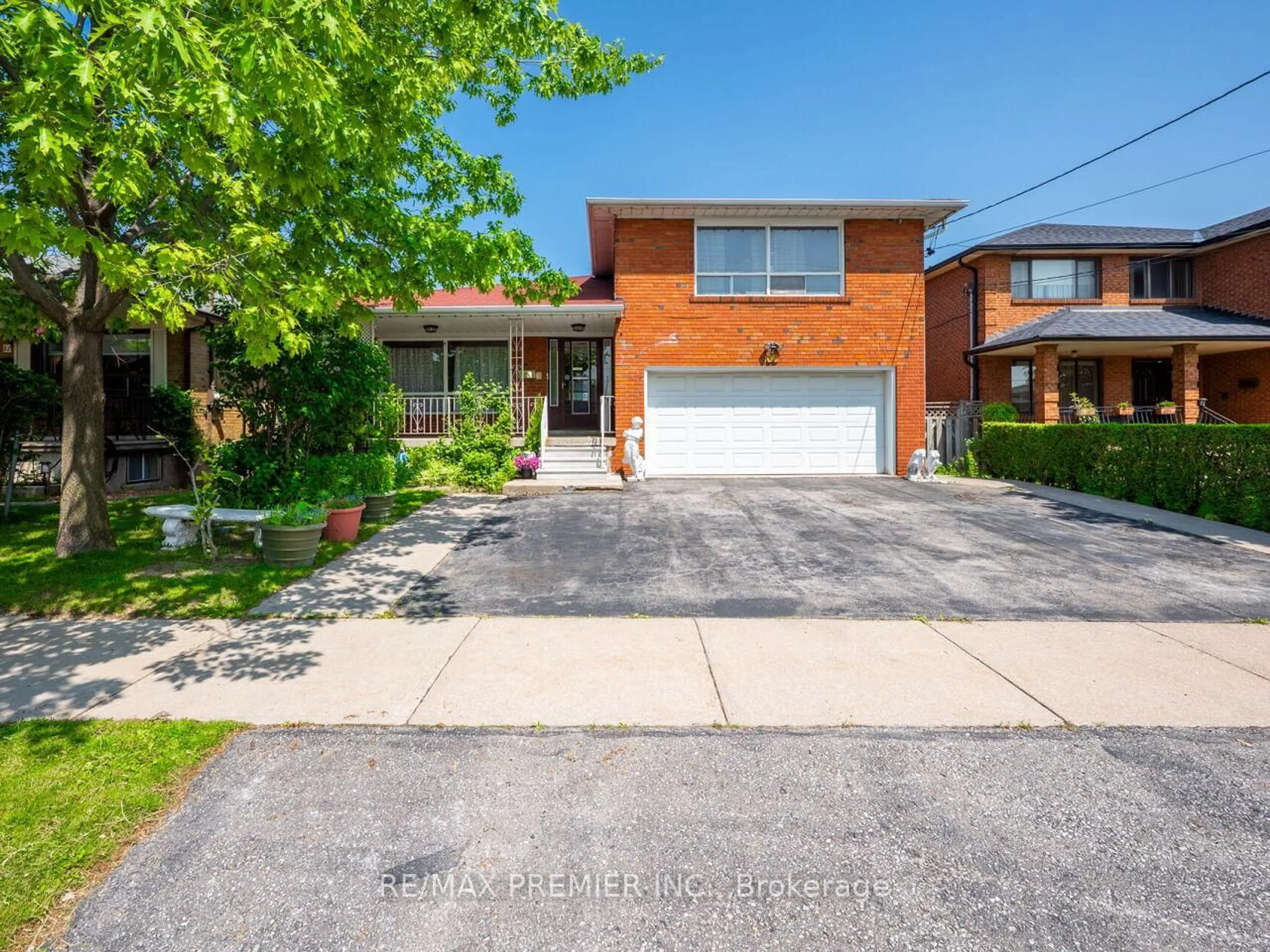 Home with brick exterior material, street for 30 Lilac Ave, Toronto Ontario M9M 1G3
