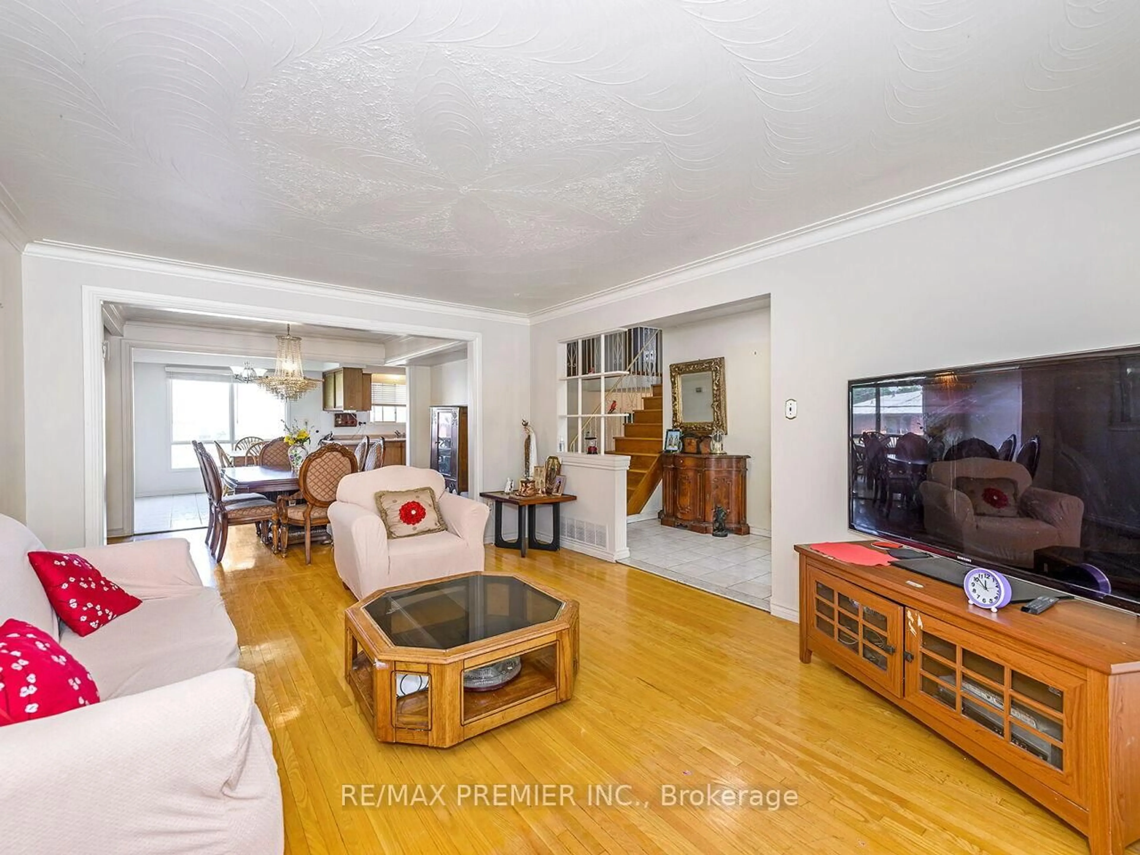 Living room with furniture, wood/laminate floor for 30 Lilac Ave, Toronto Ontario M9M 1G3