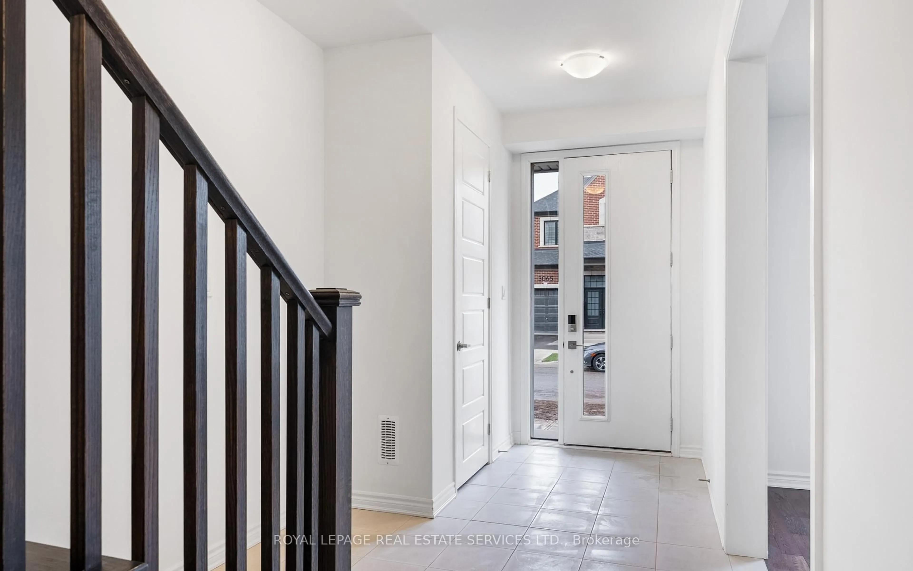 Indoor entryway for 3088 William Cutmore Blvd, Oakville Ontario L6H 7X1
