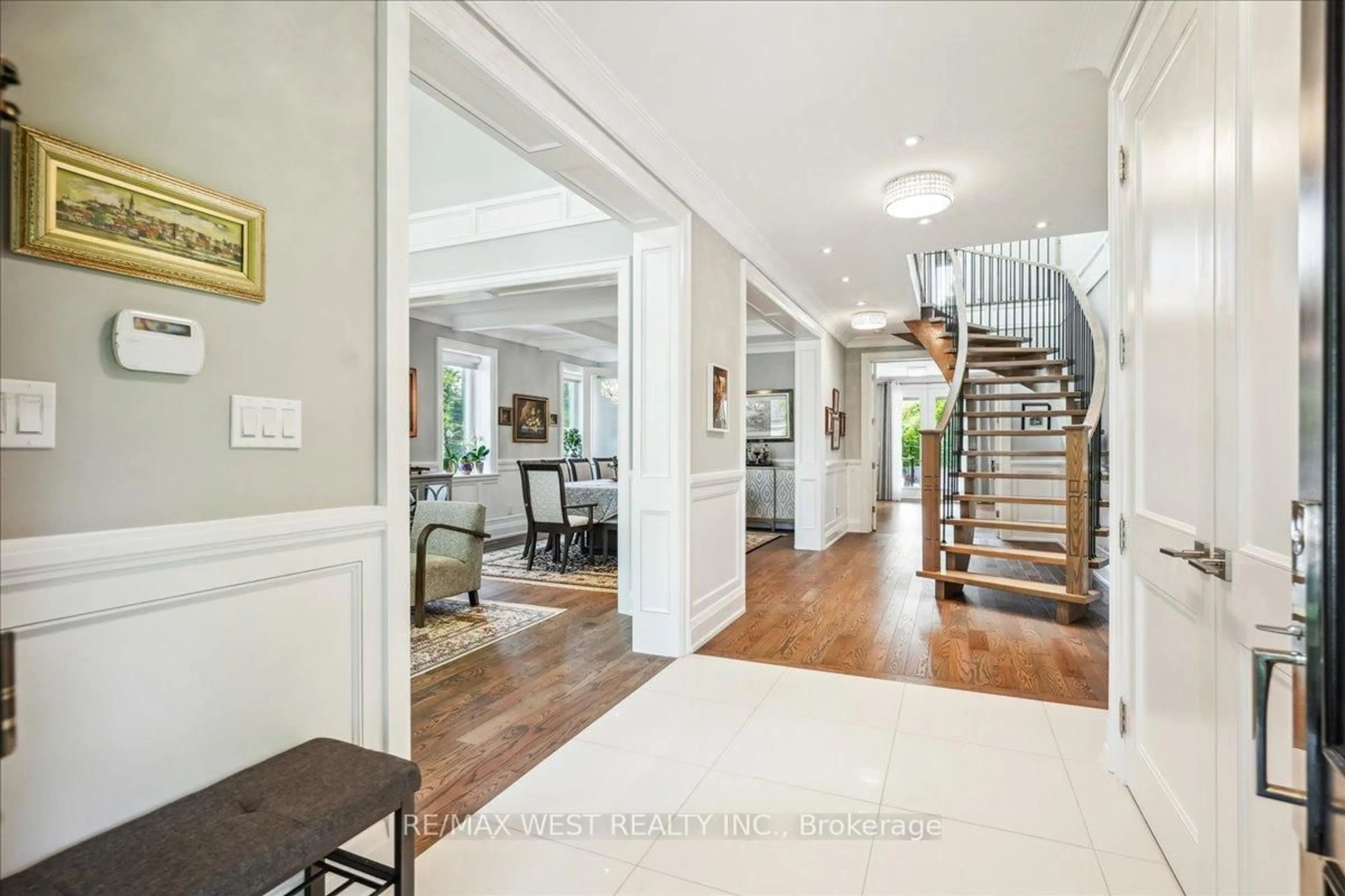 Indoor foyer for 6 Burnelm Dr, Toronto Ontario M9B 4N3