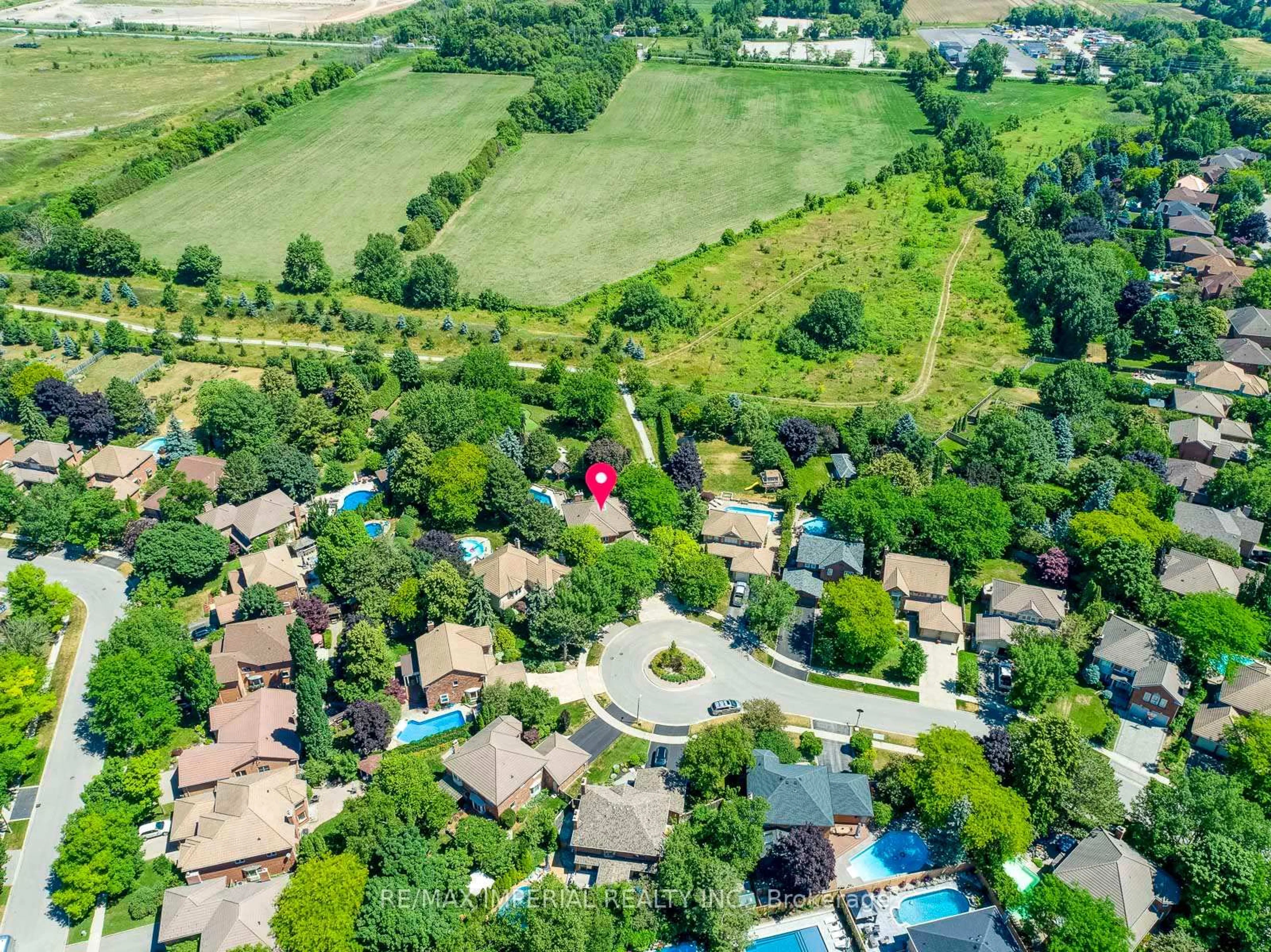 A pic from outside/outdoor area/front of a property/back of a property/a pic from drone, street for 341 Acacia Crt, Oakville Ontario L6J 6K5