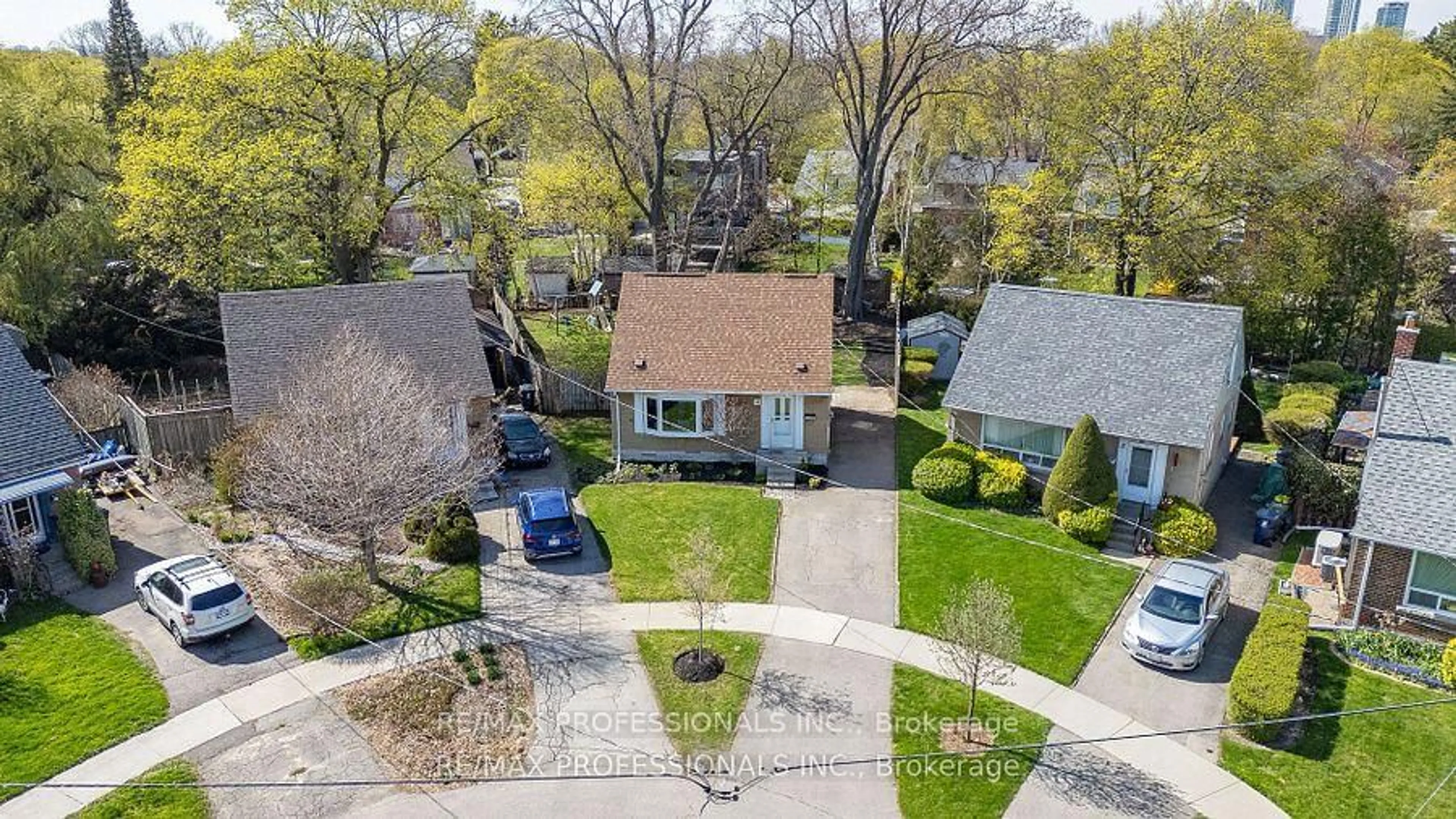 A pic from outside/outdoor area/front of a property/back of a property/a pic from drone, street for 10 Woodbury Pl, Toronto Ontario M8W 1Y1