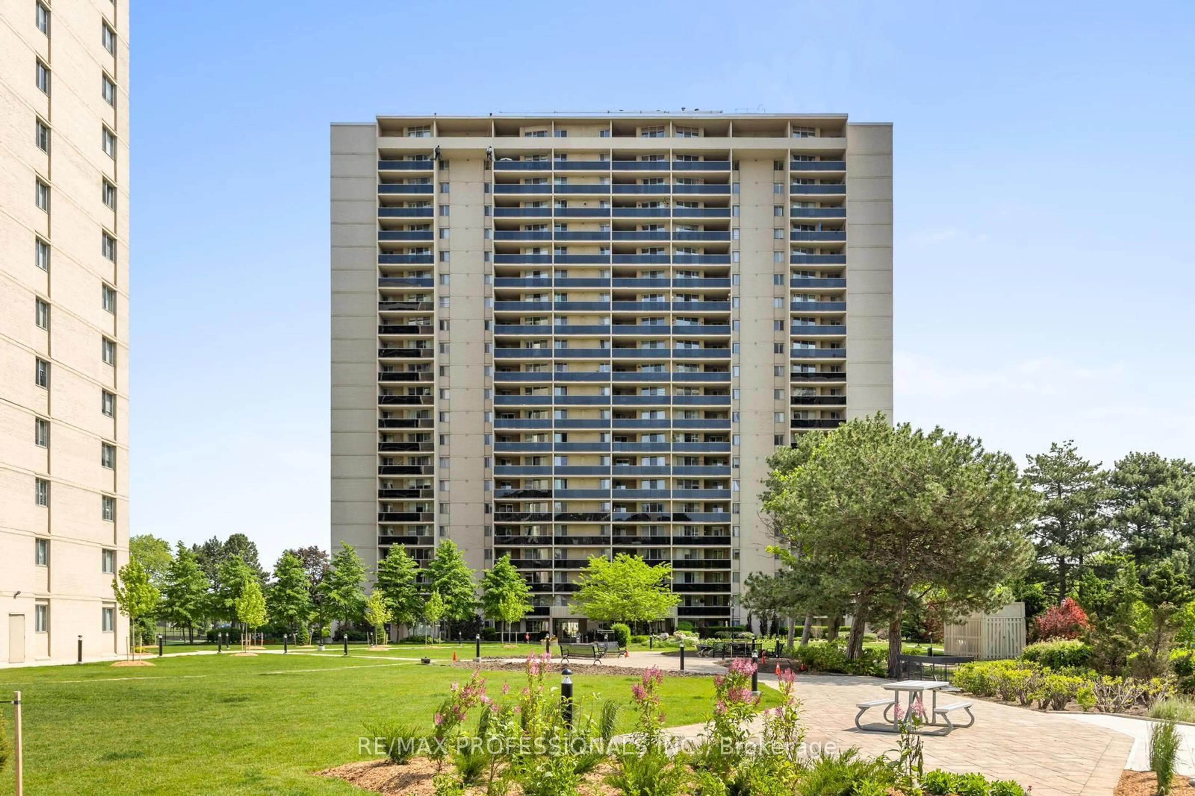 Unknown for 812 Burnhamthorpe Rd #306, Toronto Ontario M9C 4W1