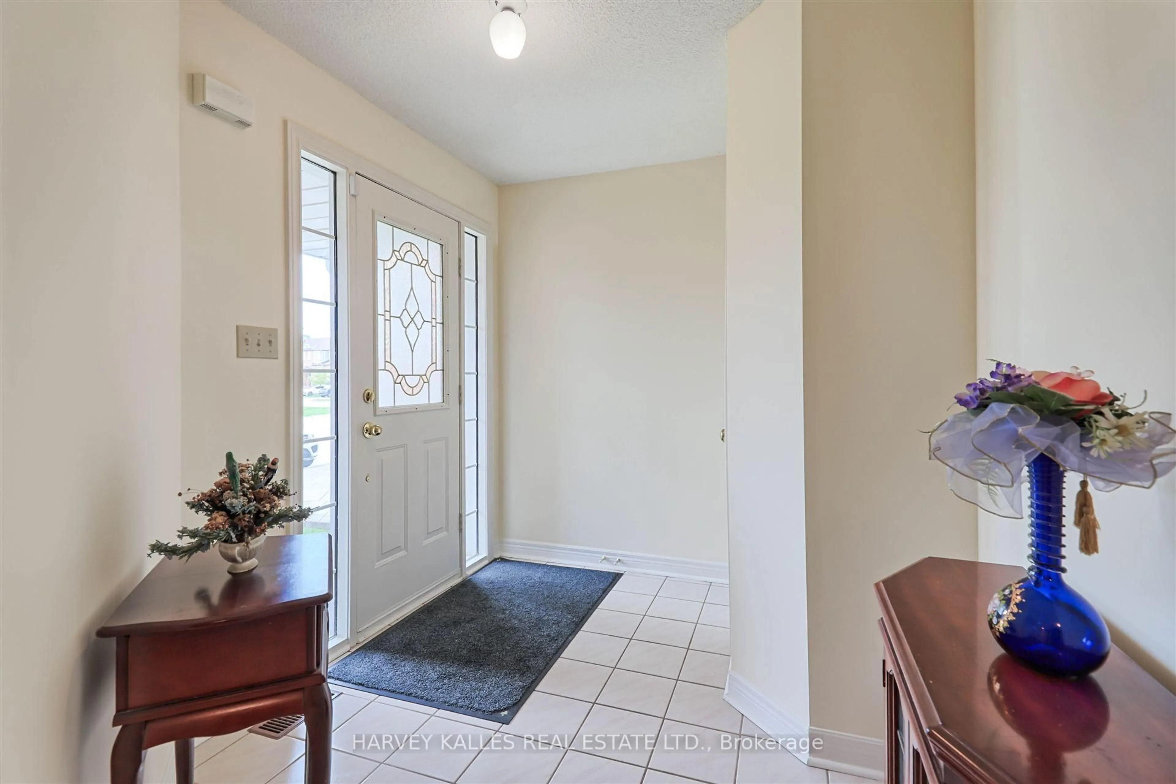 Indoor entryway for 5108 Heatherleigh Ave, Mississauga Ontario L5V 1M7