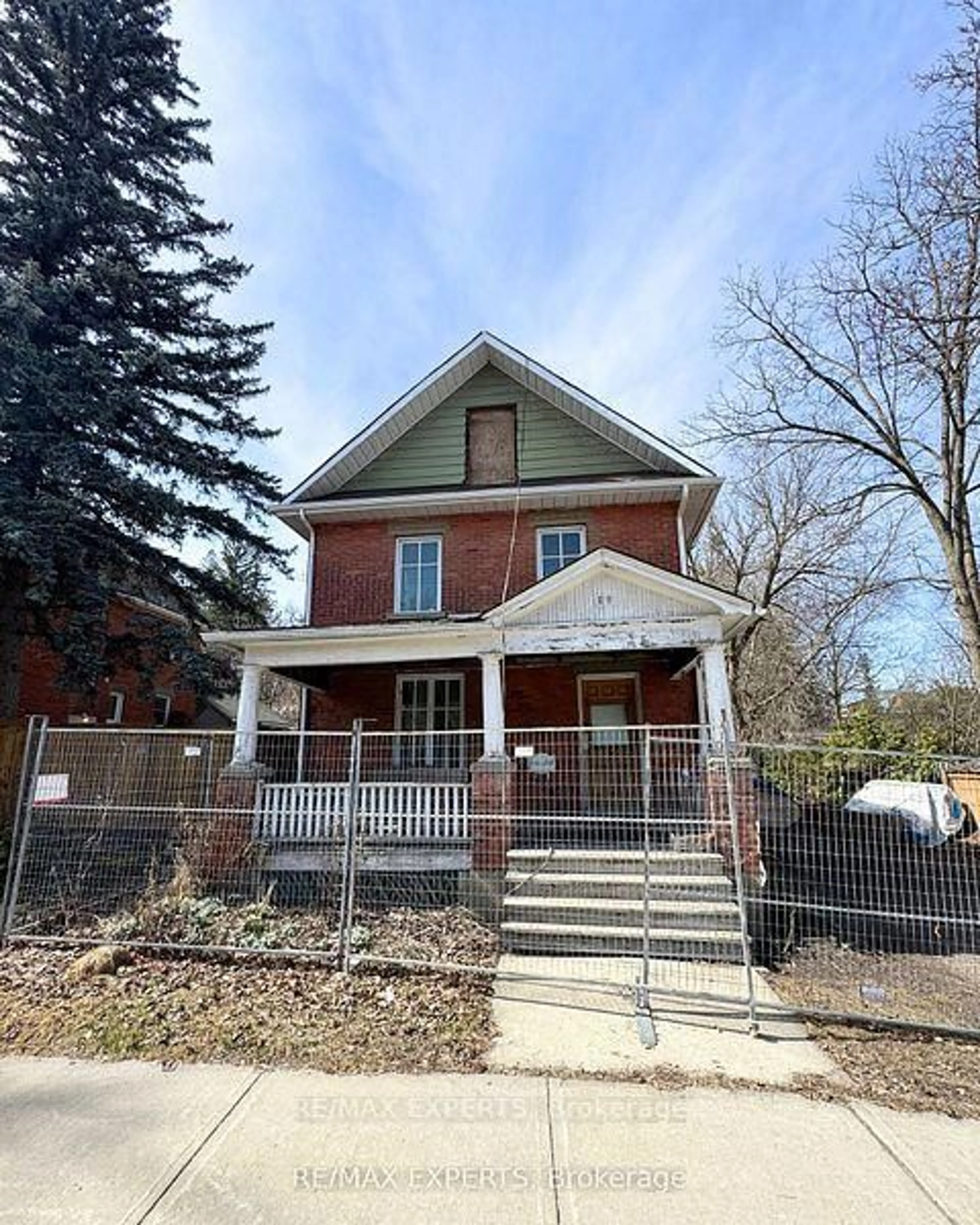 Home with brick exterior material, building for 81 King St, Caledon Ontario L7E 1A2