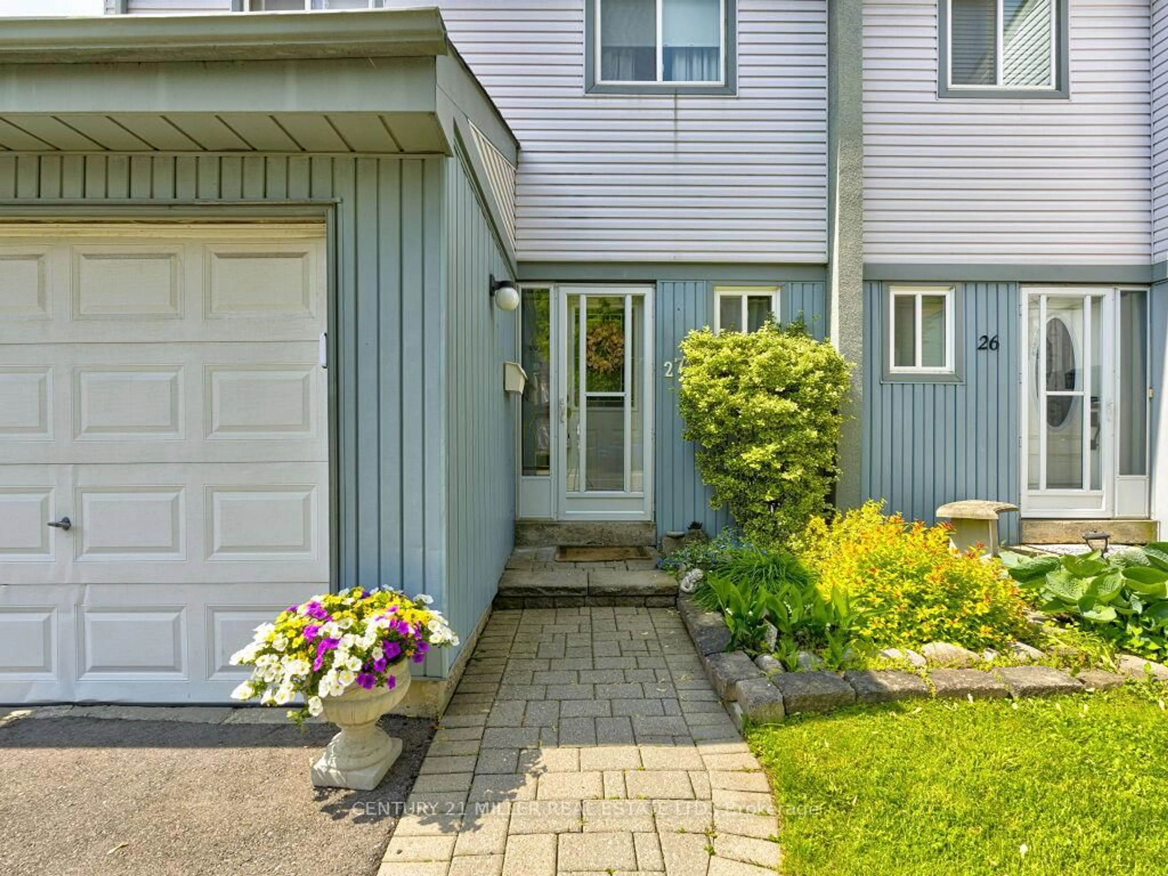 Home with vinyl exterior material, street for 121 Falconer Dr #27, Mississauga Ontario L5N 2K8