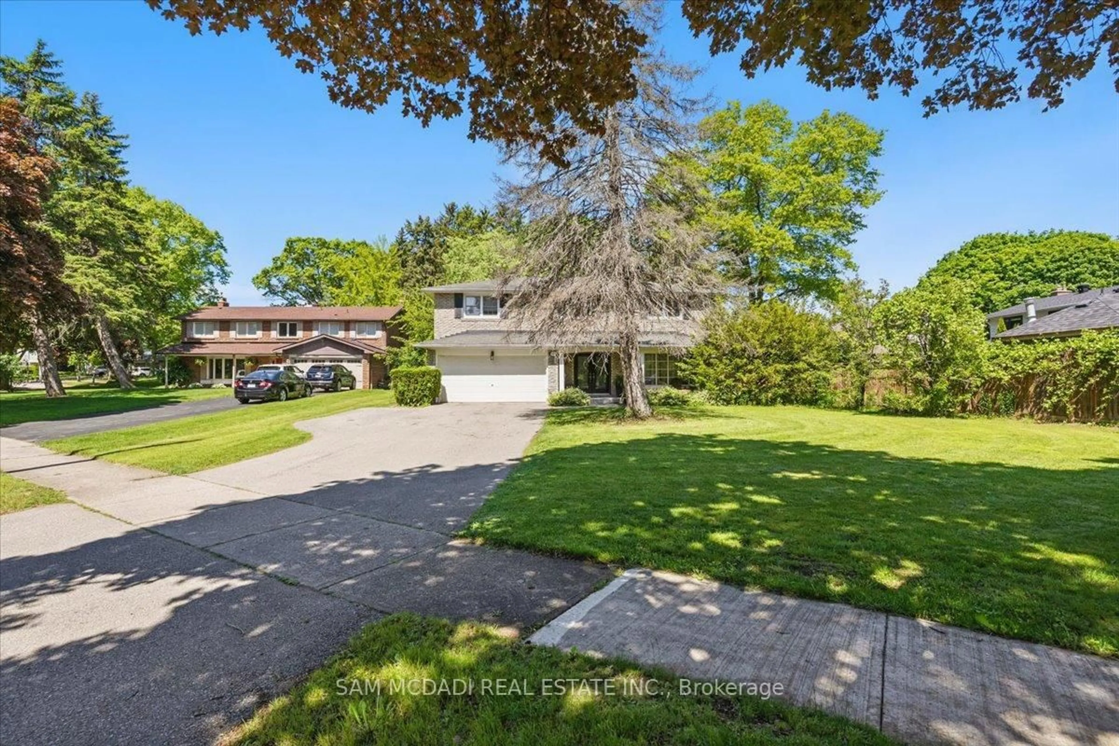 A pic from outside/outdoor area/front of a property/back of a property/a pic from drone, street for 1571 Yew St, Mississauga Ontario L5H 2C1
