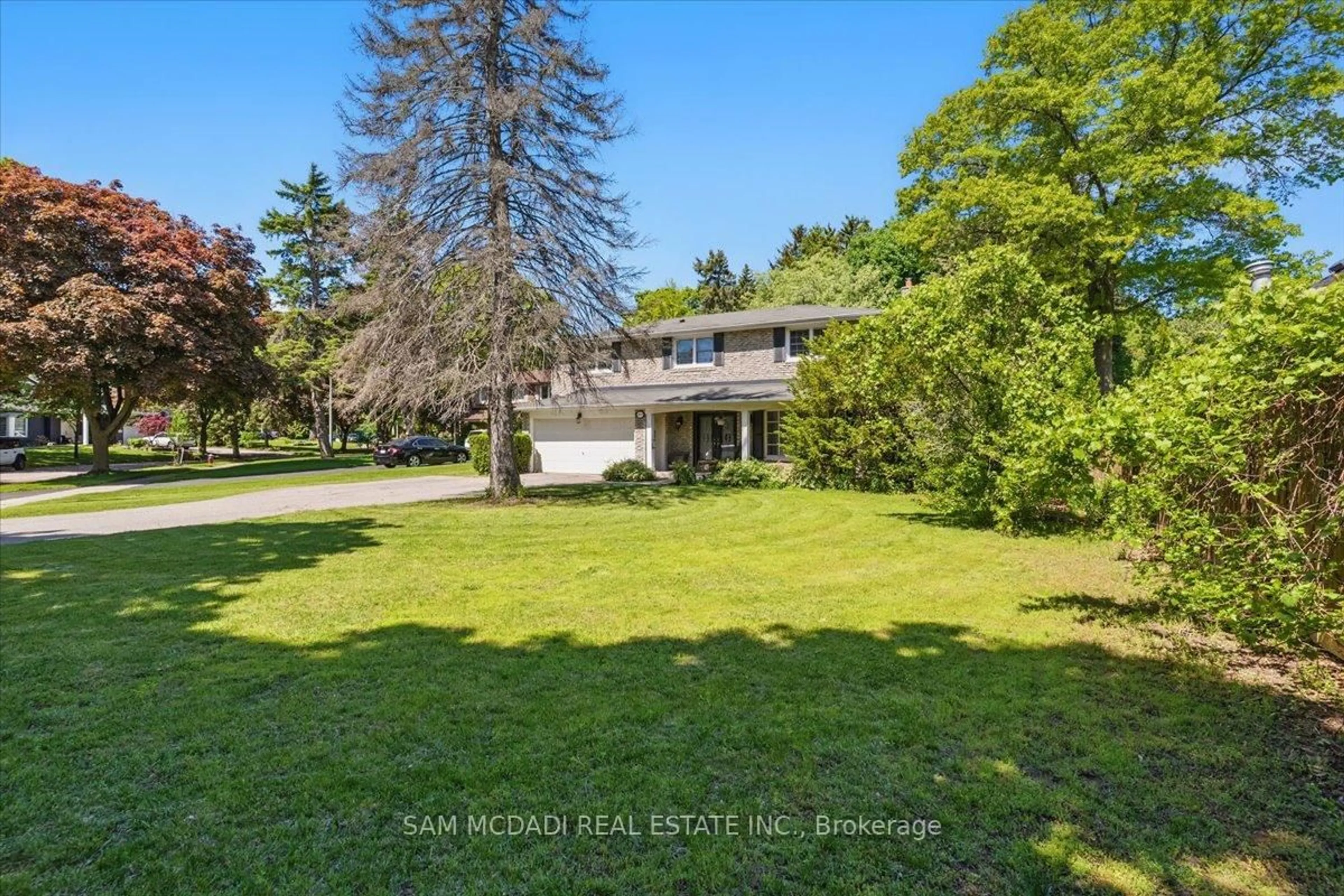 A pic from outside/outdoor area/front of a property/back of a property/a pic from drone, unknown for 1571 Yew St, Mississauga Ontario L5H 2C1