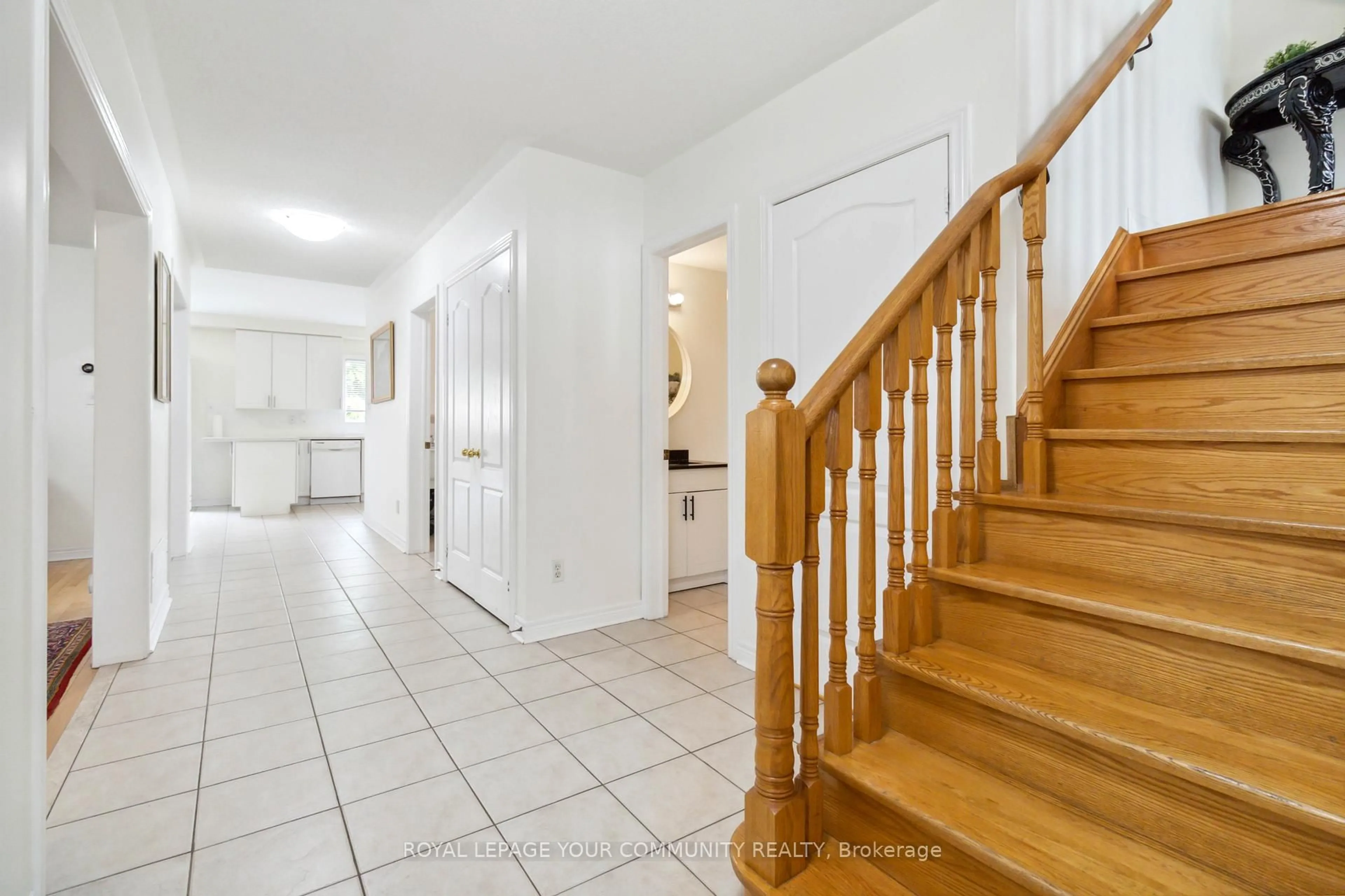 Indoor foyer for 23 Hillpath Cres, Brampton Ontario L6Z 4T9