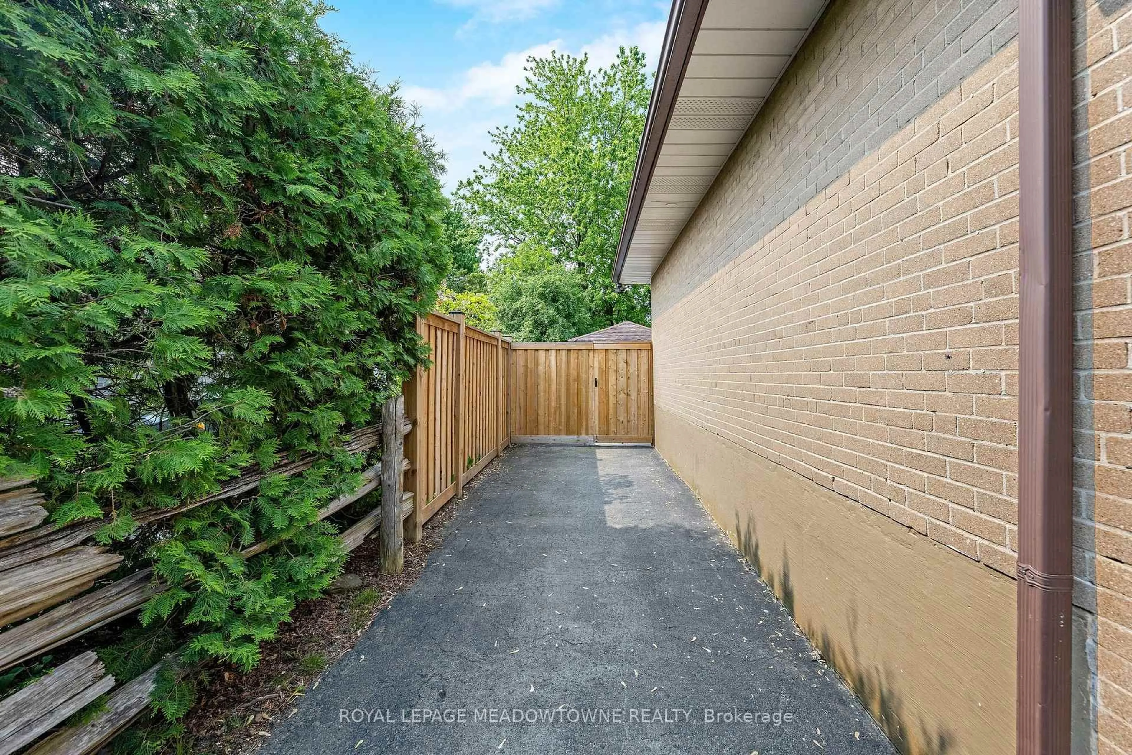 Patio, street for 13 Gower Crt, Halton Hills Ontario L7G 4L6
