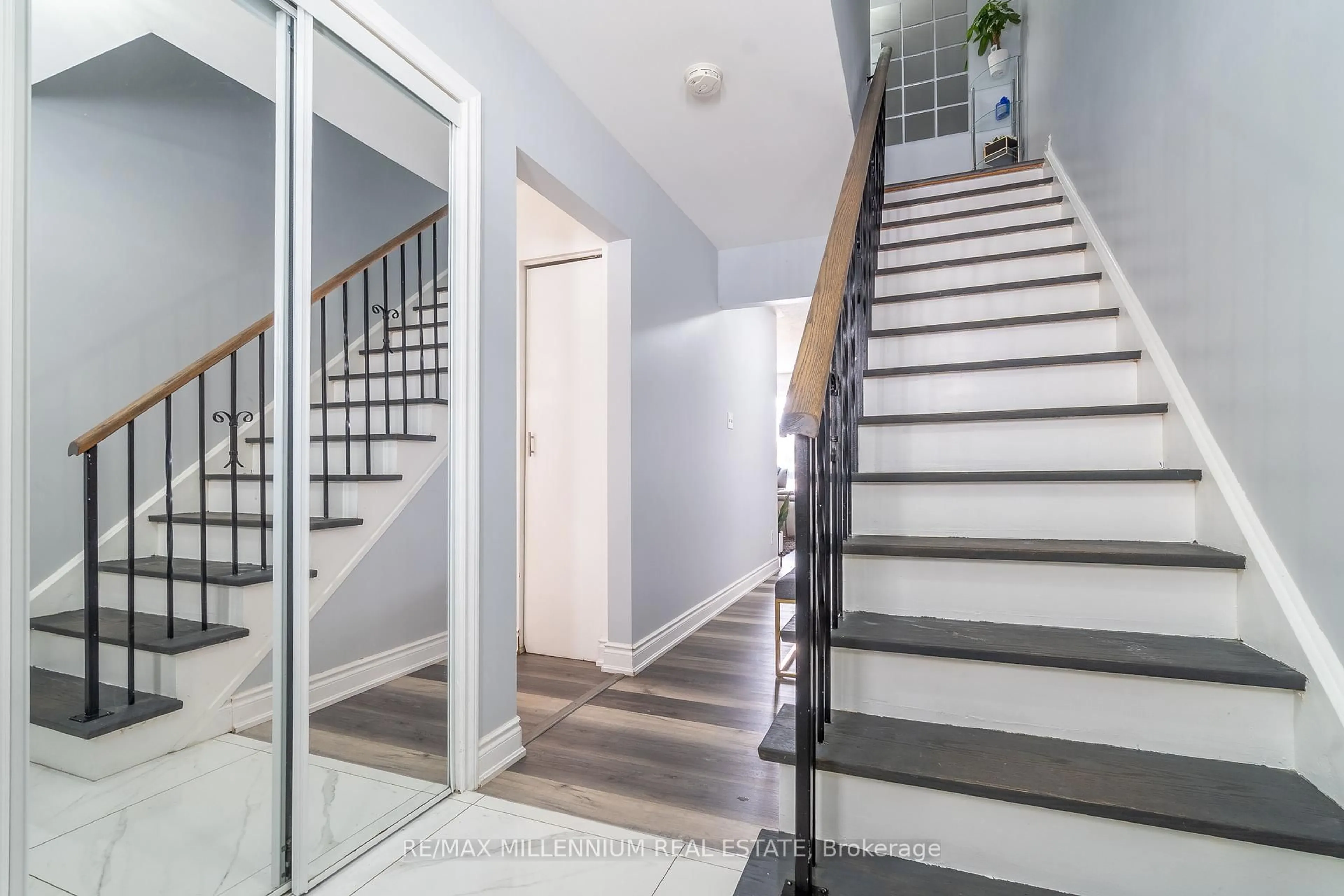 Unknown for 52 Village Crt, Brampton Ontario L6W 1A6
