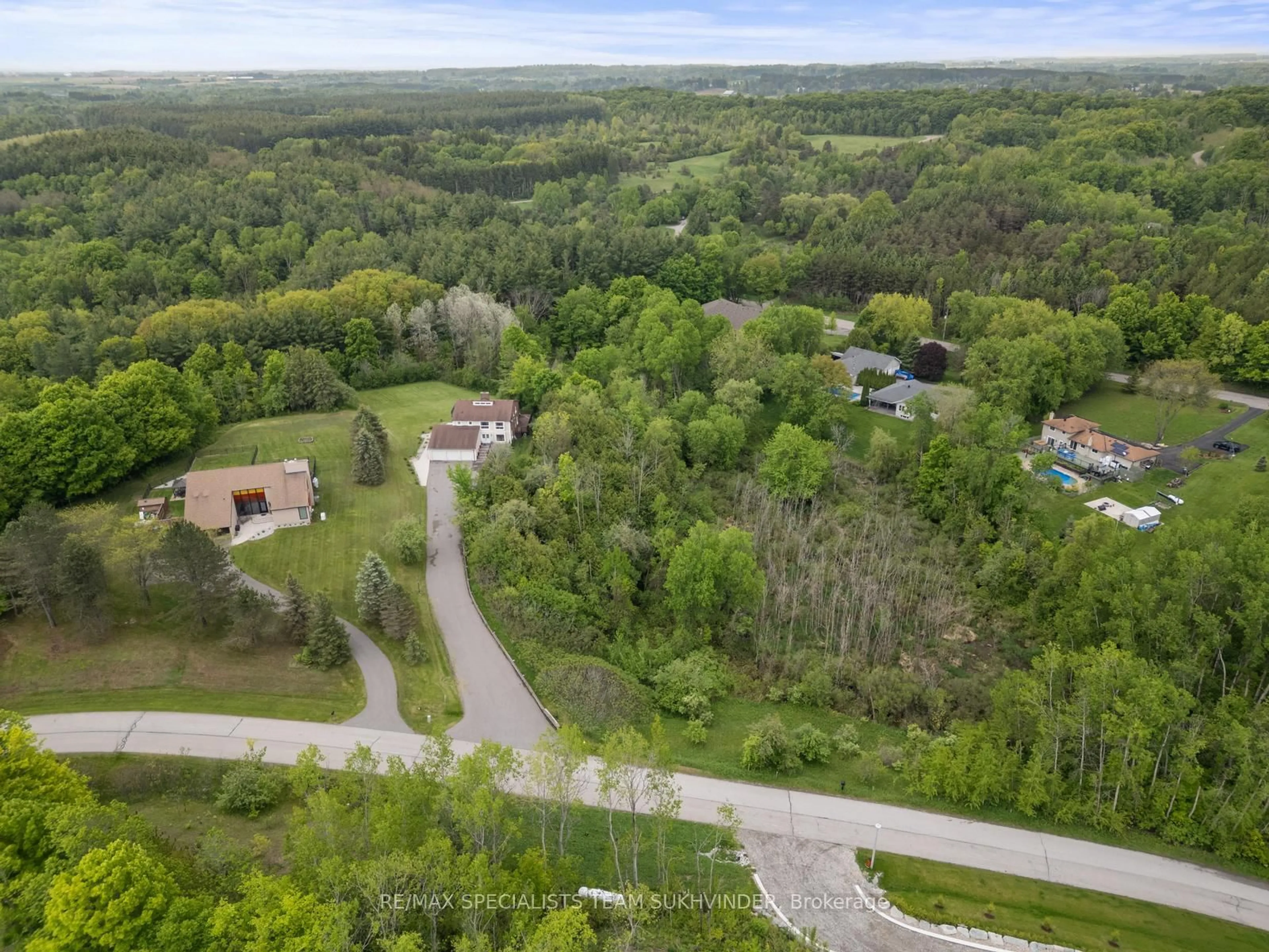 A pic from outside/outdoor area/front of a property/back of a property/a pic from drone, forest/trees view for 7 Keily Cres, Caledon Ontario L7E 0R3