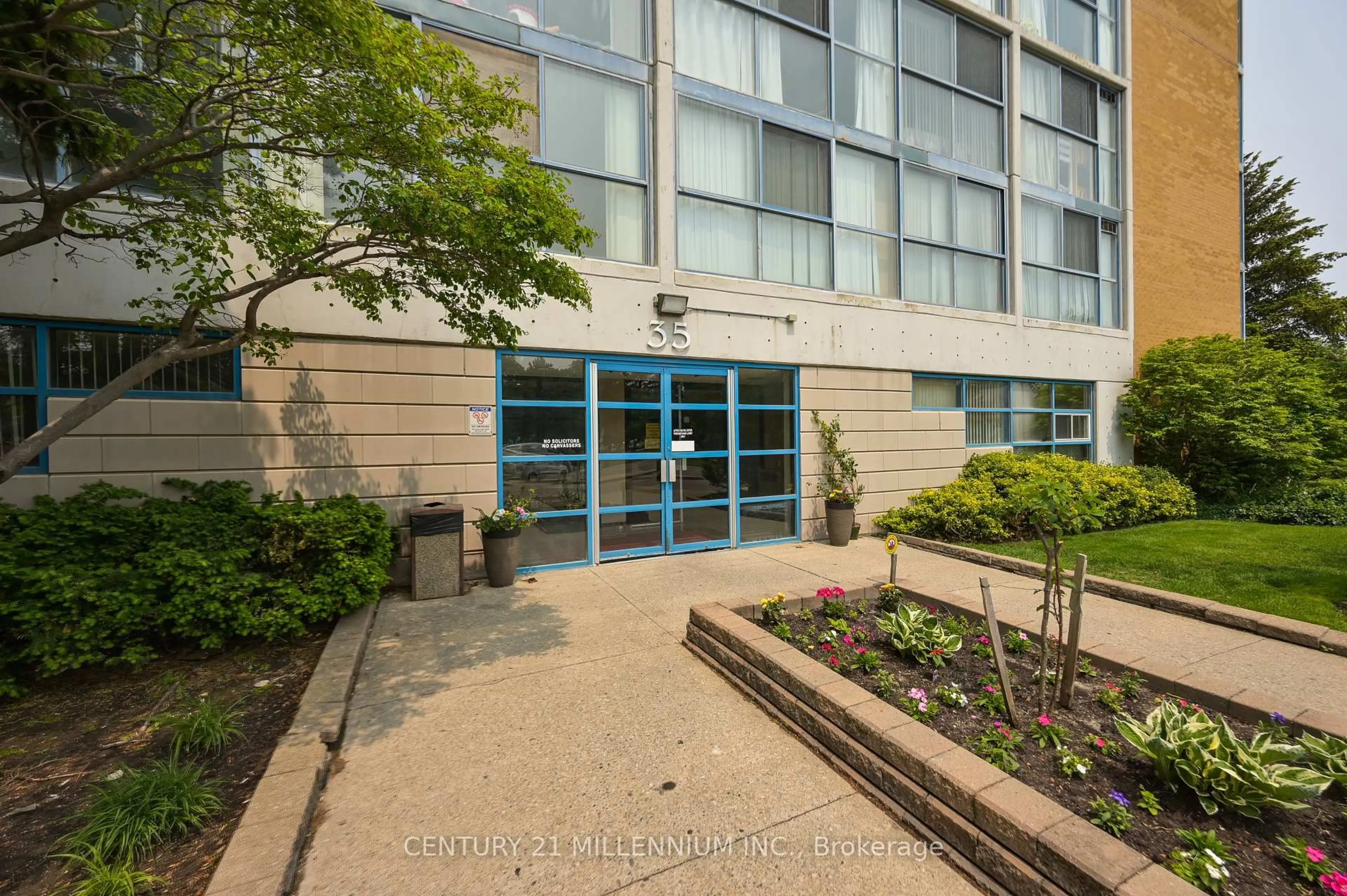 Indoor foyer for 35 Trailwood Dr #913, Mississauga Ontario L4Z 3L6